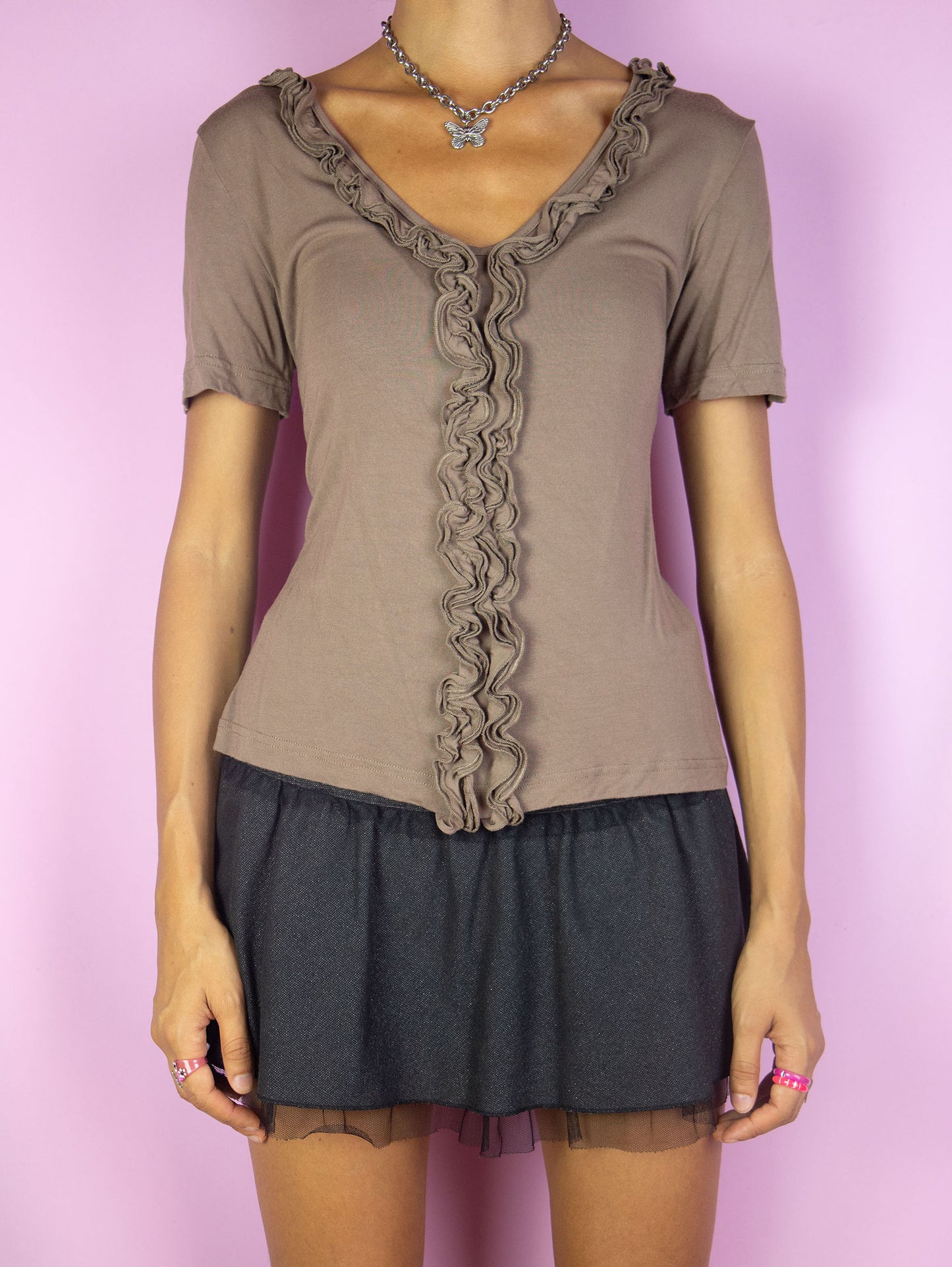 The Y2K Brown Ruffle V Neck Top is a vintage 2000s casual boho summer inspired short sleeve t-shirt.