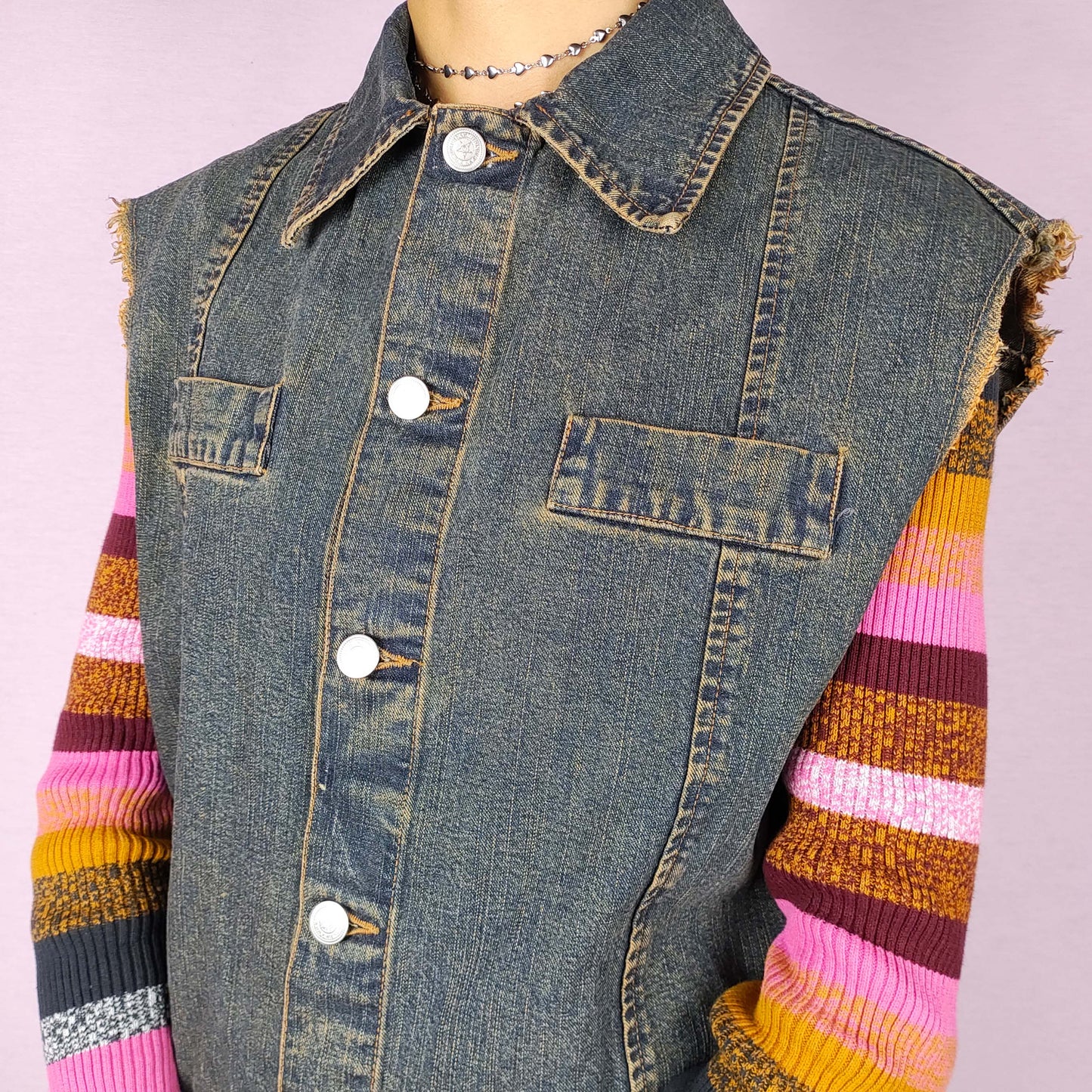 The Y2K Sleeveless Denim Vest Jacket is a vintage 2000s piece featuring a star patch on the back and a button-up front closure. The raw, frayed edges give it a distressed look. Perfect for layering in casual autumn outfits.