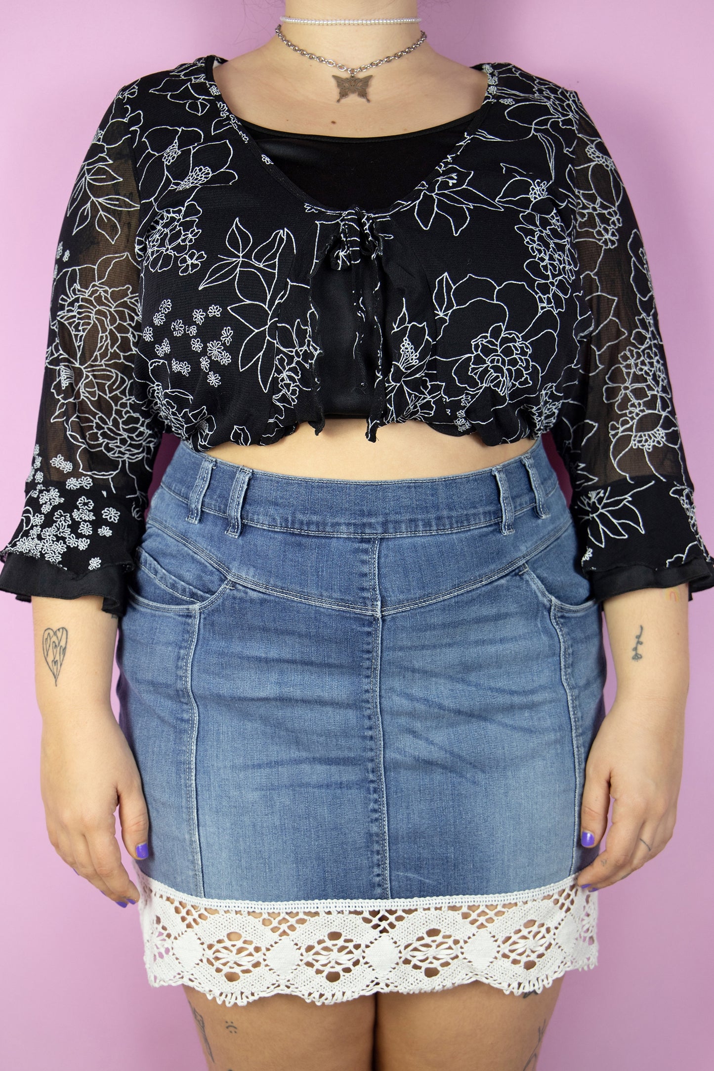 The Y2K Denim Lace Mini Skirt is a vintage 2000s stretchy jean skirt featuring a light wash, a fitted silhouette, and a lace trim at the hem. Perfect for casual summer outfits.