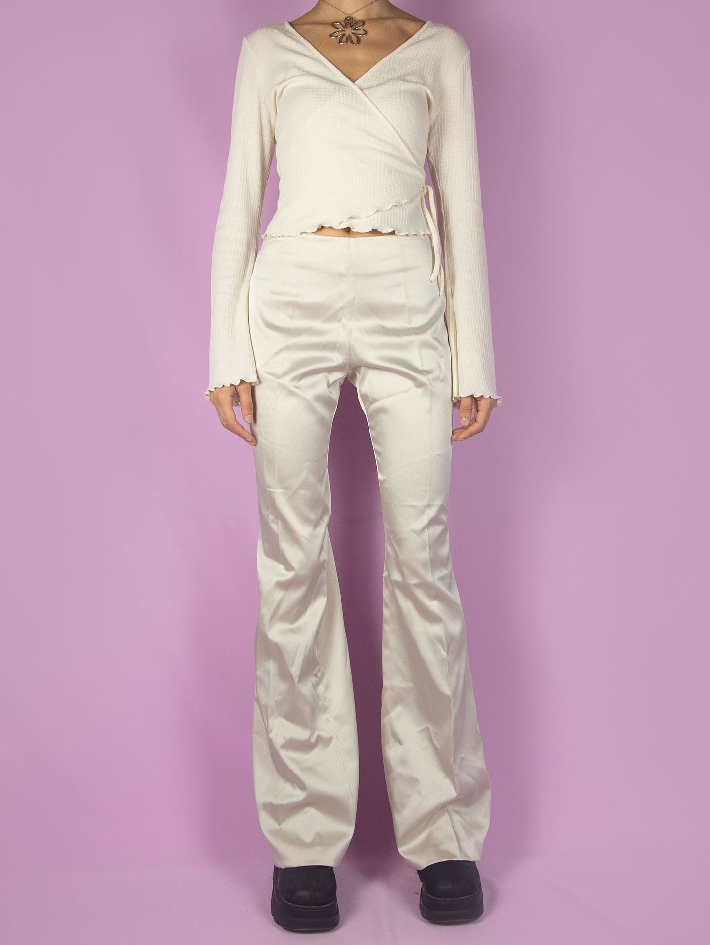 The Y2K Beige Flare Pants are vintage 2000s trousers featuring a mid-rise fit, a shiny satin style, a slightly stretchy fabric and a side zipper closure. Perfect for an evening party. Made in Italy.