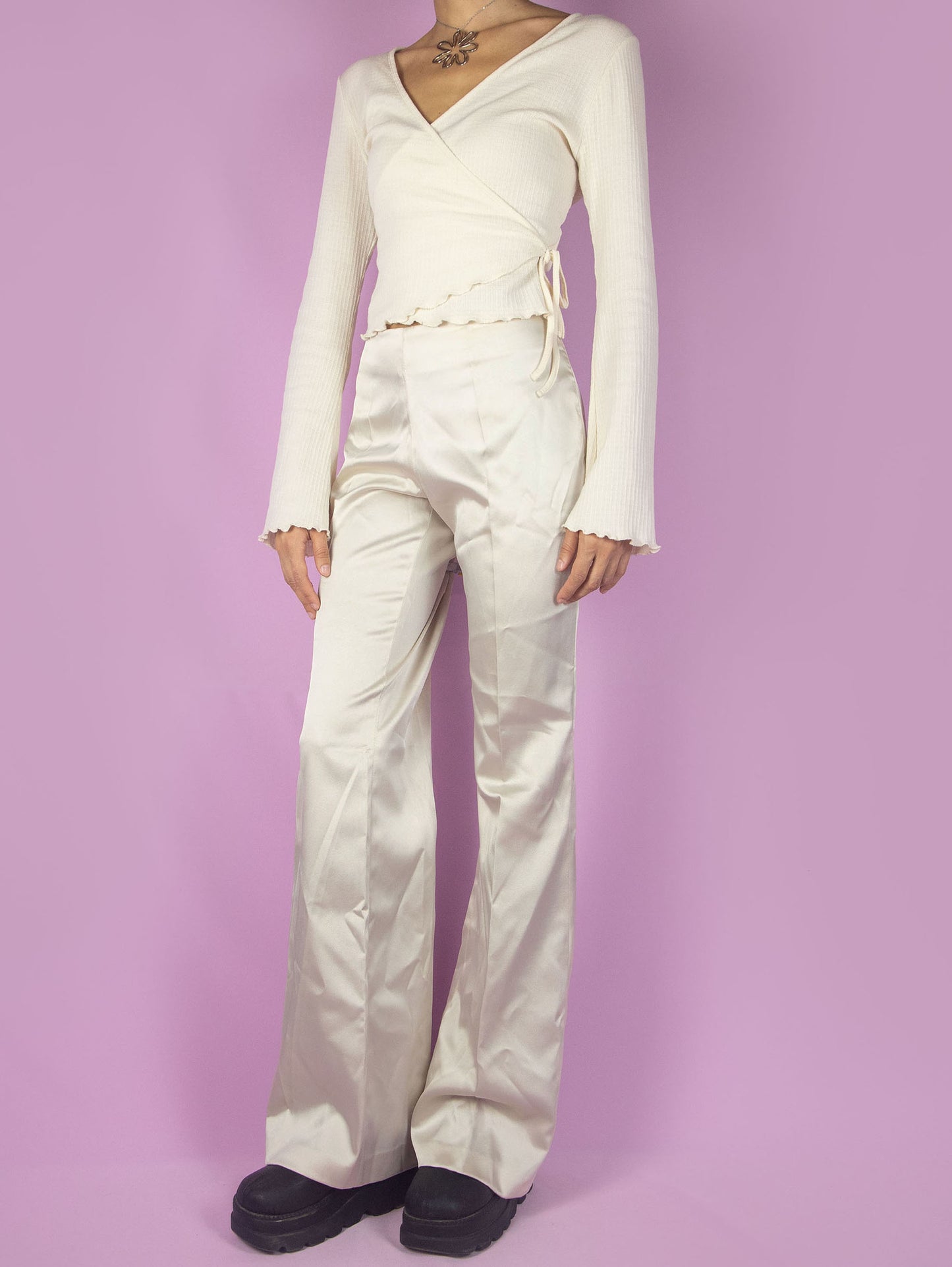 The Y2K Beige Flare Pants are vintage 2000s trousers featuring a mid-rise fit, a shiny satin style, a slightly stretchy fabric and a side zipper closure. Perfect for an evening party. Made in Italy.