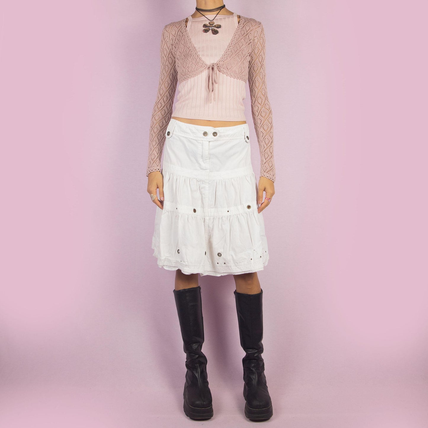 The Y2K White Tiered Midi Skirt is a vintage 2000s piece featuring a playful tiered design, button details, and a front zipper closure. Perfect for summer outings or casual daytime looks.