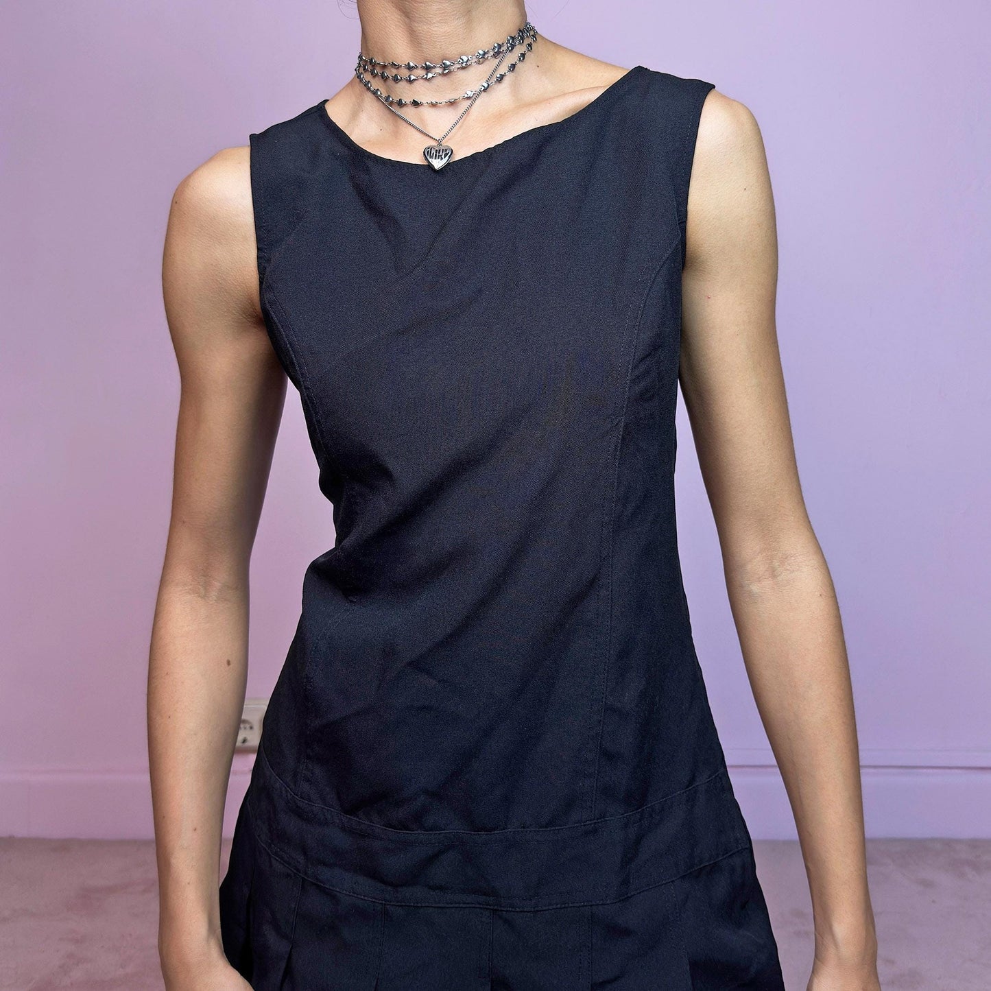 Vintage Y2K Black Pleated Sleeveless Structured Mini Dress – Size M