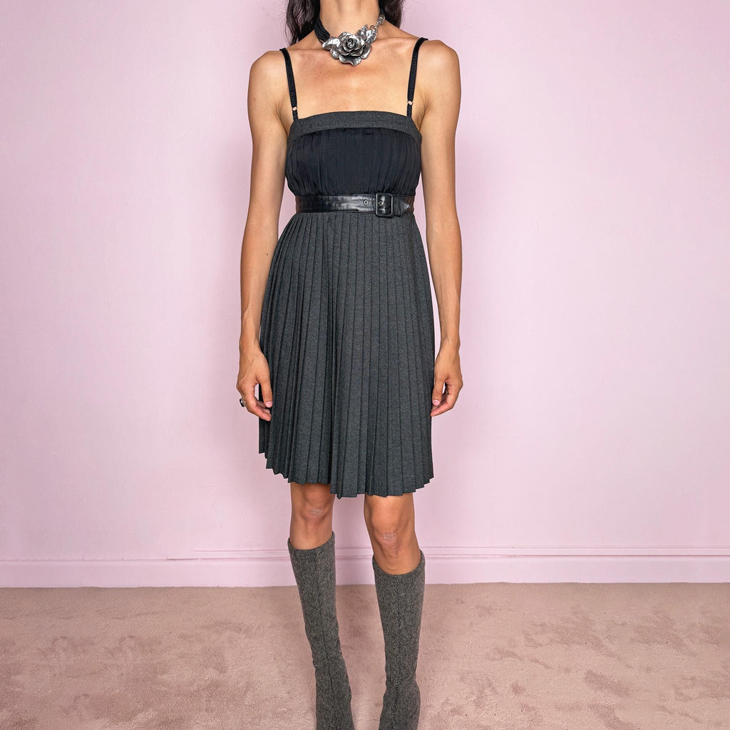 Vintage 2000s D&G Dolce & Gabbana pleated mini dress in dark gray and black, made in Italy. Adjustable straps, side zip closure, structured pleated skirt, contrast bodice, built-in lamb leather belt detail at the waist and no stretch create a refined silhouette. An Italian designer piece ideal for formal events. Main fabric is a polyester, silk, and viscose blend; lining is polyamide and acetate blend. Excellent vintage condition.