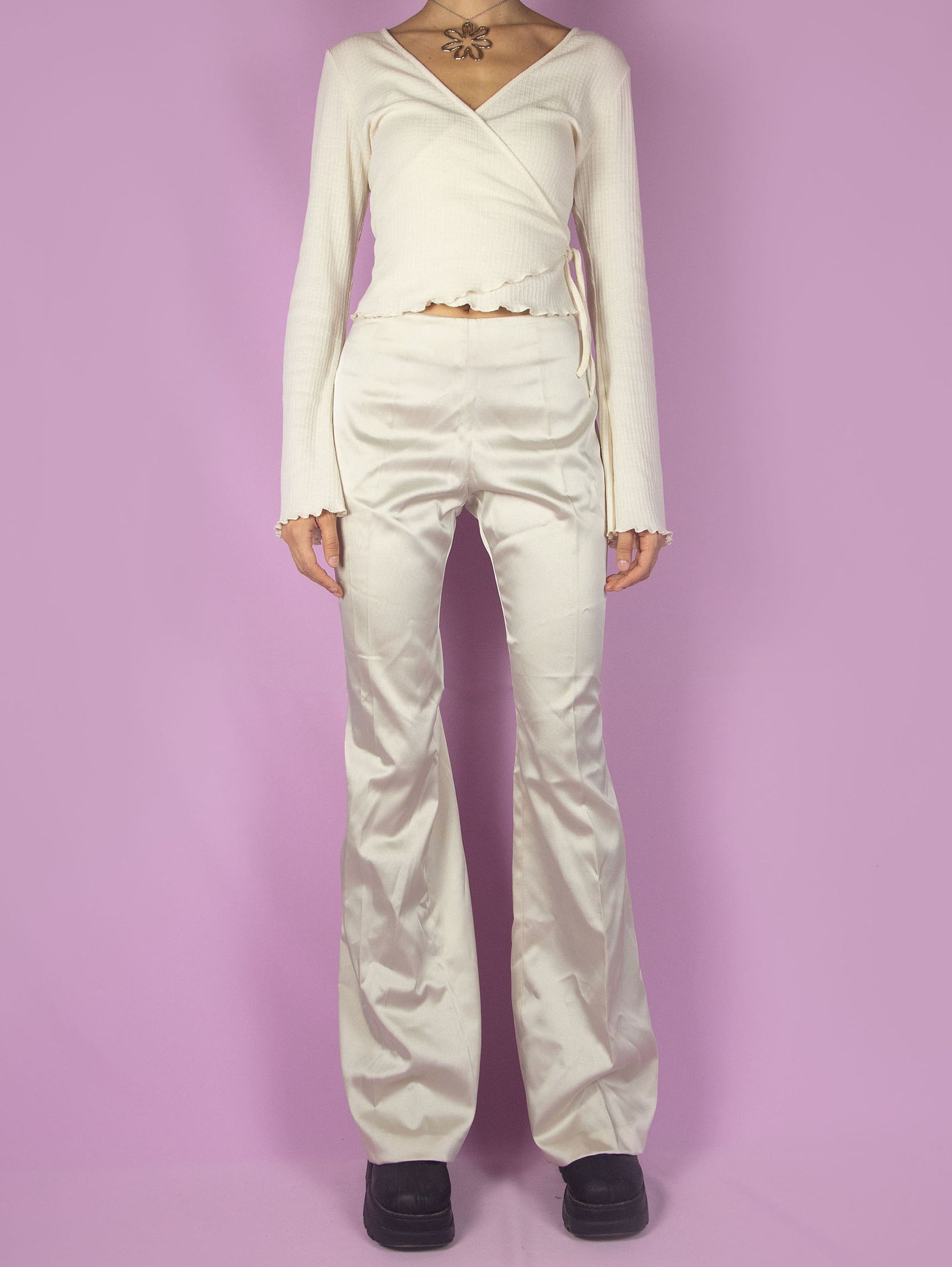 The Y2K Beige Flare Pants are vintage 2000s trousers featuring a mid-rise fit, a shiny satin style, a slightly stretchy fabric and a side zipper closure. Perfect for an evening party. Made in Italy.