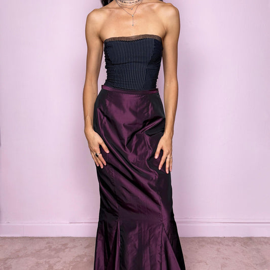 This vintage 90s dark iridescent plum-eggplant maxi skirt features a stunning mermaid silhouette with a side zipper closure. Made from a non-stretch fabric, it radiates witchy, romantic elegance, perfect for gala nights, prom, or formal events. Fits high-waisted for size S. Great vintage condition.