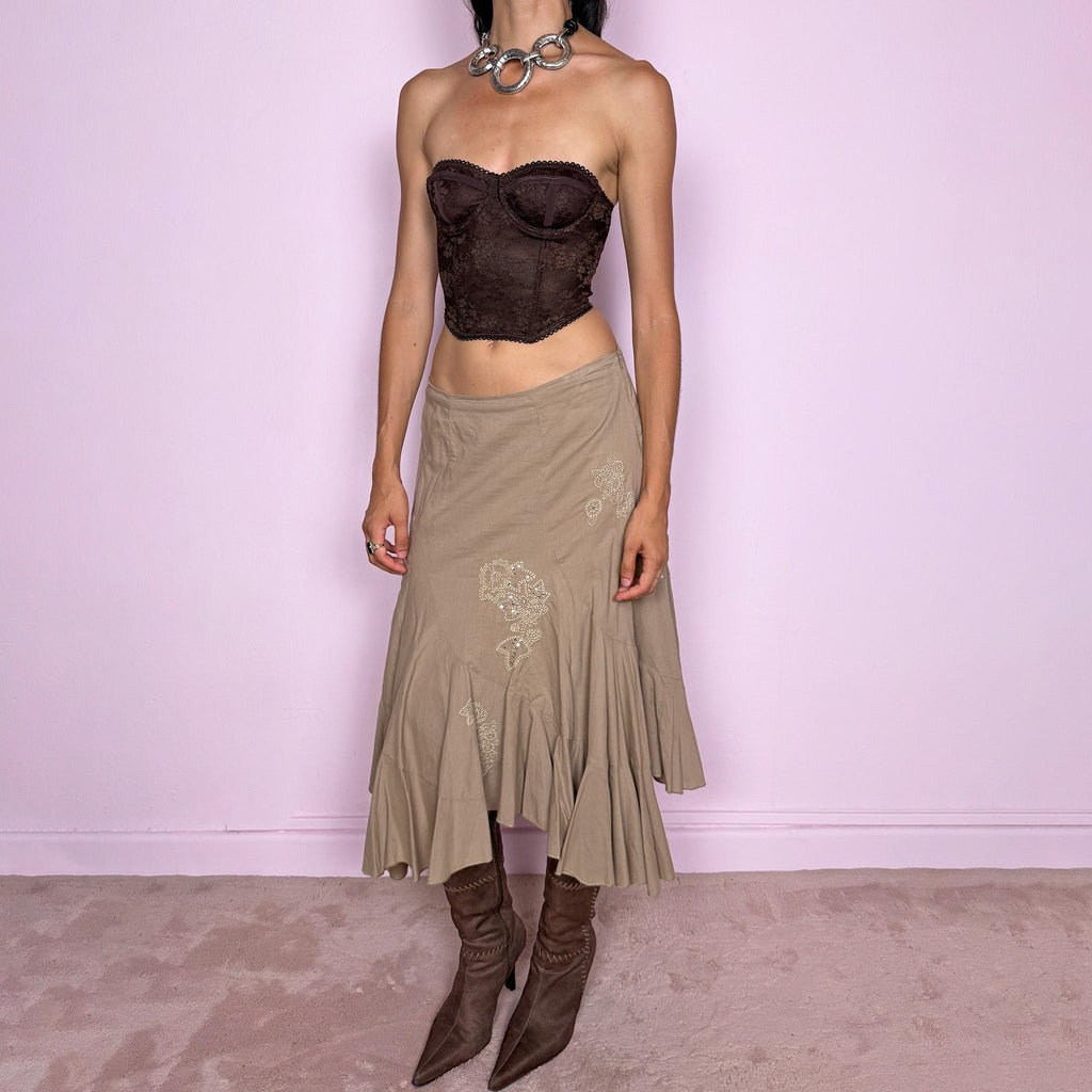 Vintage 2000s beige asymmetric midi skirt in 100% cotton with a side zip closure and no stretch. Features embroidered sequin details, soft paneling and a flared uneven ruffle hem. Romantic Y2K bohemian style, perfect for fairy summer looks. Can be worn mid rise for size M or lower rise for S. From a French brand. Excellent vintage condition.