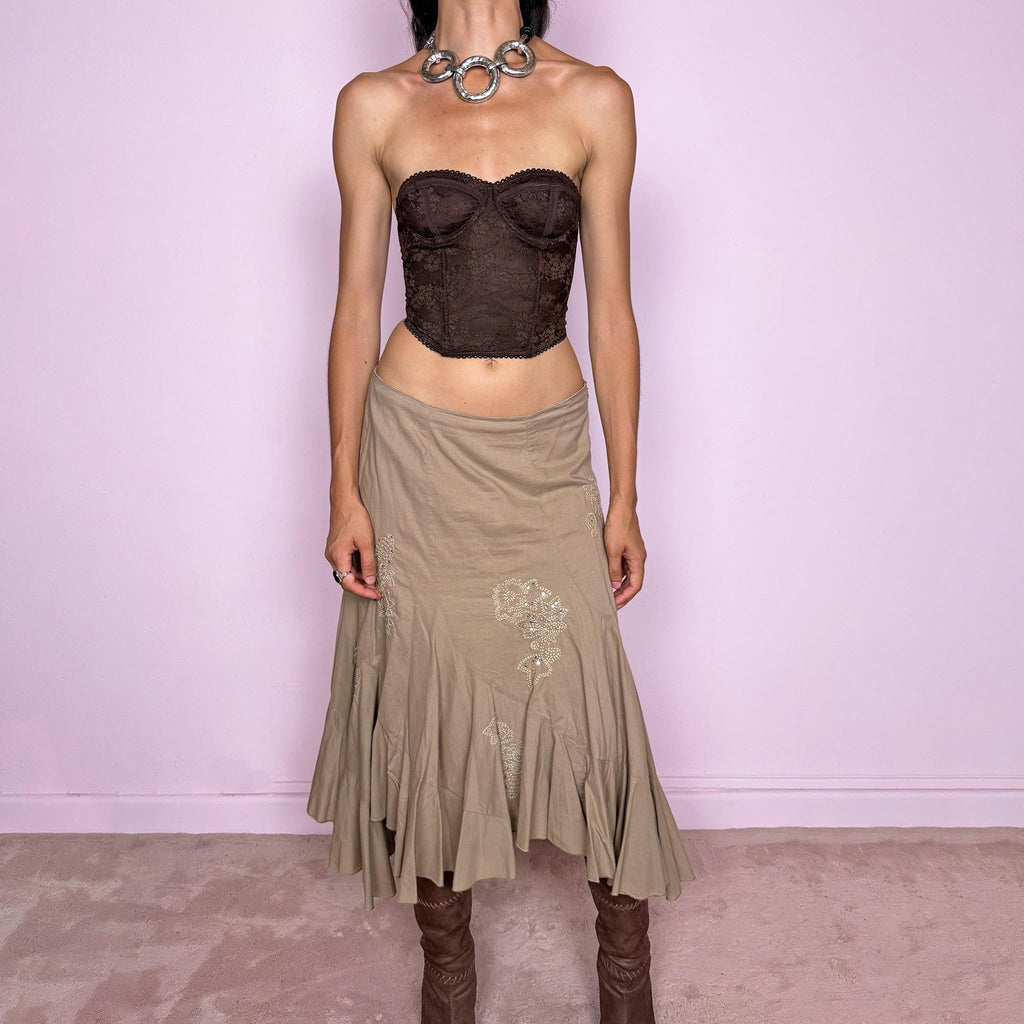 Vintage 2000s beige asymmetric midi skirt in 100% cotton with a side zip closure and no stretch. Features embroidered sequin details, soft paneling and a flared uneven ruffle hem. Romantic Y2K bohemian style, perfect for fairy summer looks. Can be worn mid rise for size M or lower rise for S. From a French brand. Excellent vintage condition.