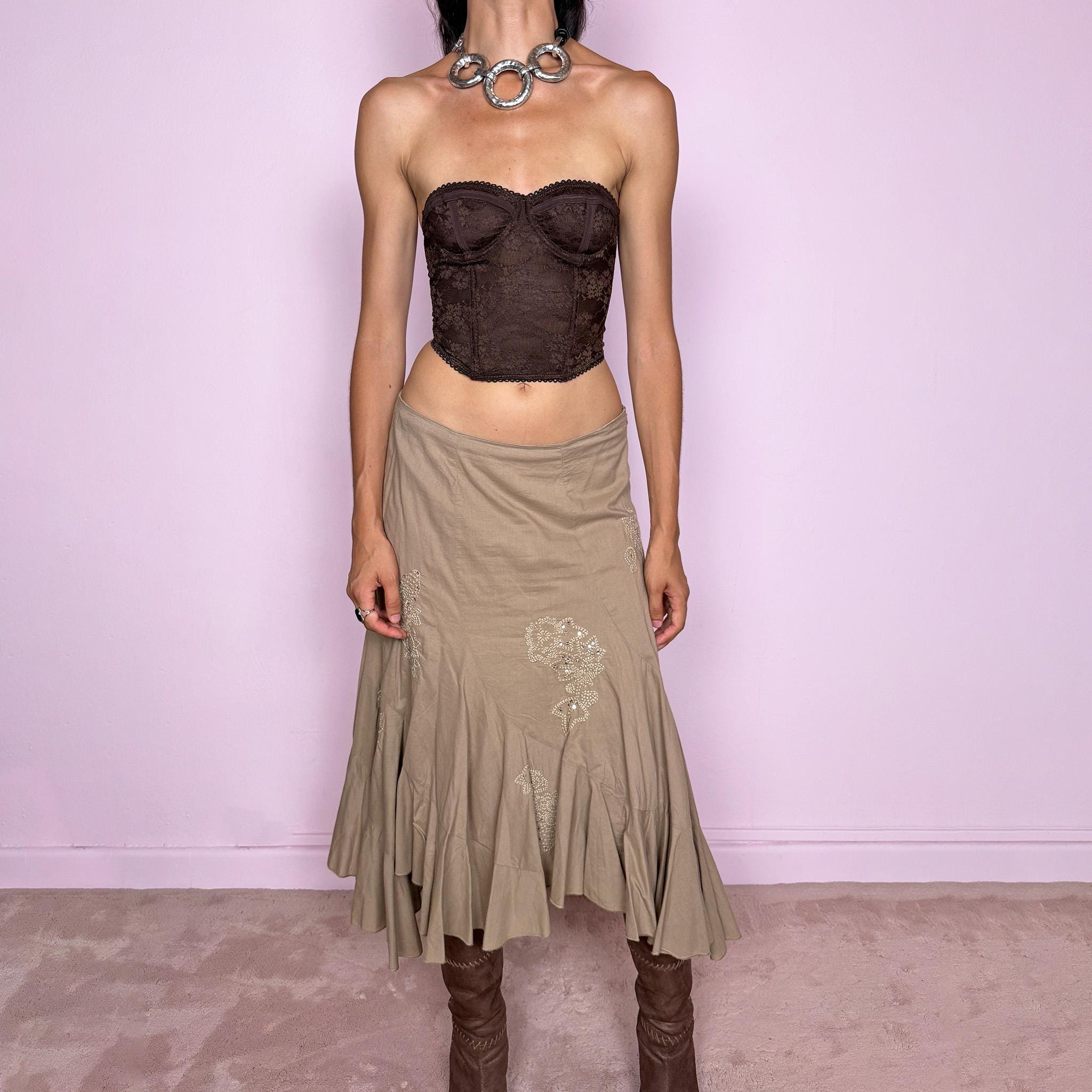 Vintage 2000s beige asymmetric midi skirt in 100% cotton with a side zip closure and no stretch. Features embroidered sequin details, soft paneling and a flared uneven ruffle hem. Romantic Y2K bohemian style, perfect for fairy summer looks. Can be worn mid rise for size M or lower rise for S. From a French brand. Excellent vintage condition.