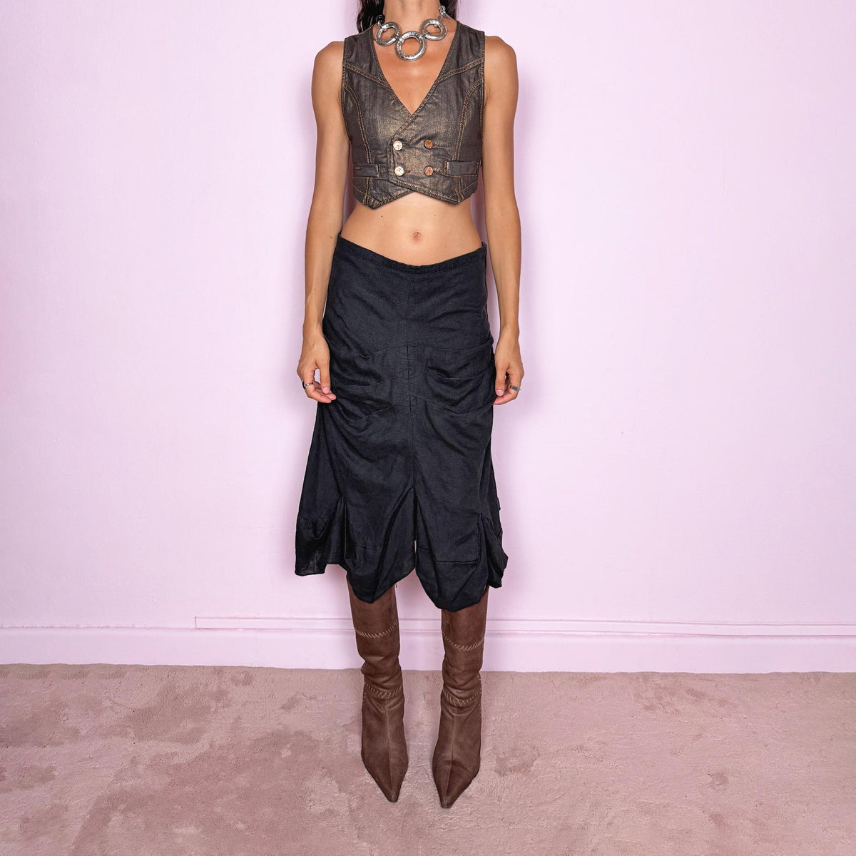 Vintage 2000s black linen midi skirt crafted from 100% linen. Featuring sculptural gathered draping through the front, curved panel construction and an irregular flared hem. The slightly faded black tone and natural linen texture give it a rustic, deconstructed avant-garde aesthetic. Non-stretch with 100% polyester lining. Can be worn mid-rise for size S or lower on the waist for size XS. From a Dutch brand. Excellent vintage condition.