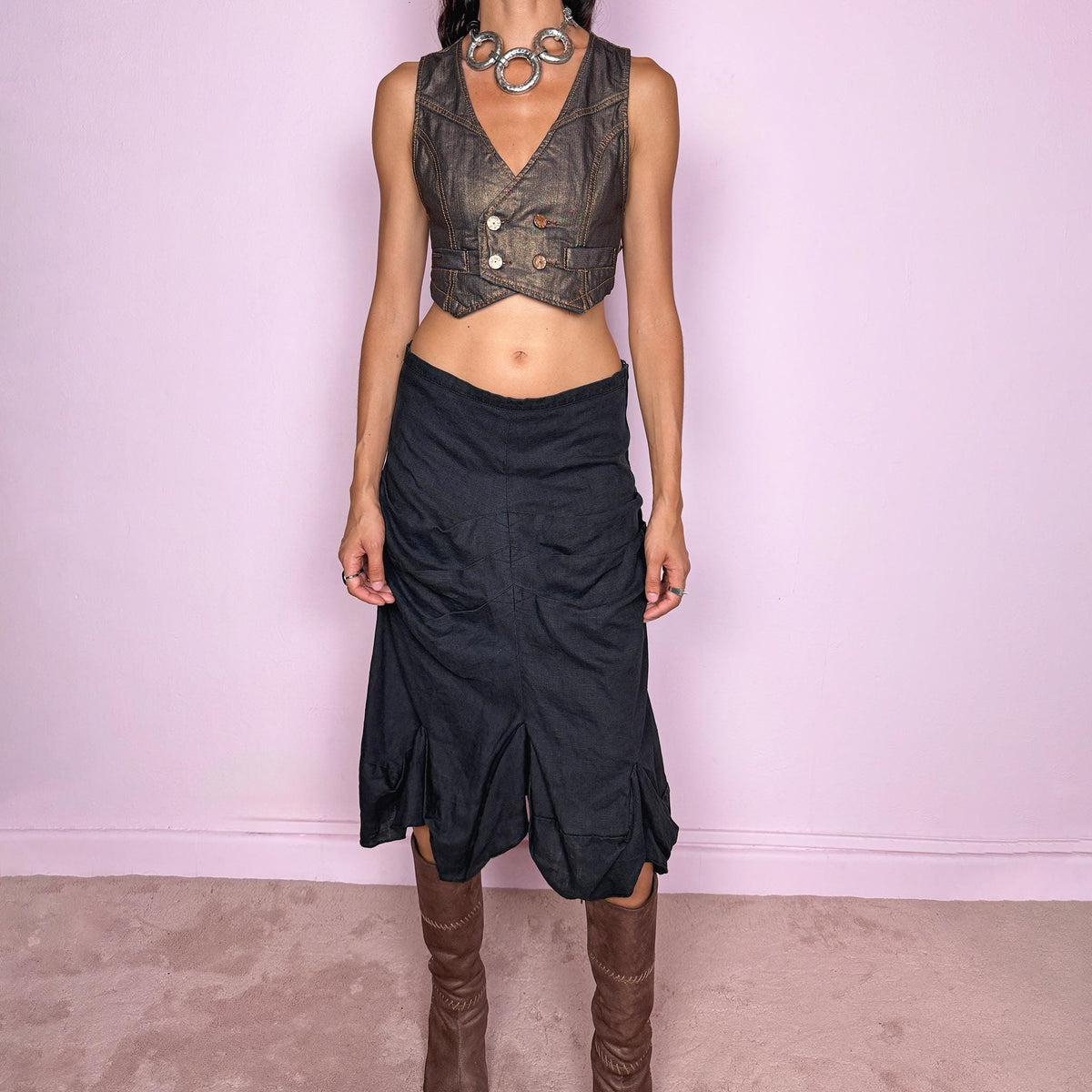 Vintage 2000s black linen midi skirt crafted from 100% linen. Featuring sculptural gathered draping through the front, curved panel construction and an irregular flared hem. The slightly faded black tone and natural linen texture give it a rustic, deconstructed avant-garde aesthetic. Non-stretch with 100% polyester lining. Can be worn mid-rise for size S or lower on the waist for size XS. From a Dutch brand. Excellent vintage condition.