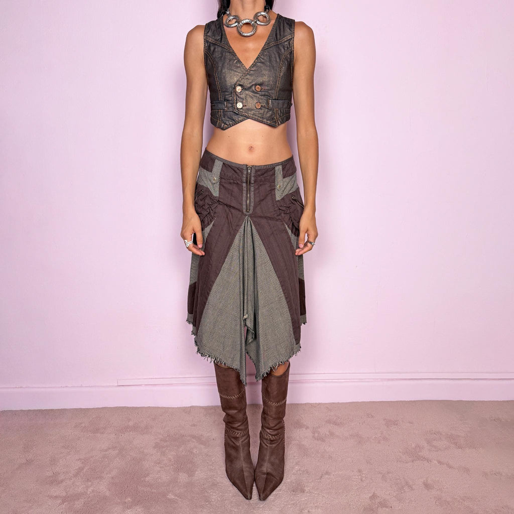 Vintage 2000s deconstructed midi skirt featuring an exposed front zip closure, contrast plaid panel inserts, utility-style pocket detailing, and dramatic asymmetric godet panels with raw frayed edges. The mix of brown and beige tones, visible construction details, and irregular hem give it a distinctly Y2K avant-garde, utilitarian aesthetic. Non-stretch. Can be worn mid-rise for size M or lower on the waist for size S. From a Dutch brand, made from 100% cotton. Excellent vintage condition.