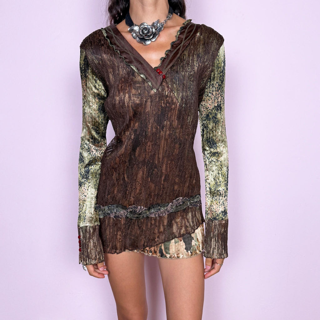 Vintage 2000s fitted long sleeve top in pleated stretch fabric with earthy brown, olive and muted green tones. Features contrasting printed sleeves, a layered V neckline, asymmetric hem and textured lace trim. Ideal for earthy fairy, bohemian and deconstructed Y2K outfits. From a French brand, 100% polyester. Excellent vintage condition.