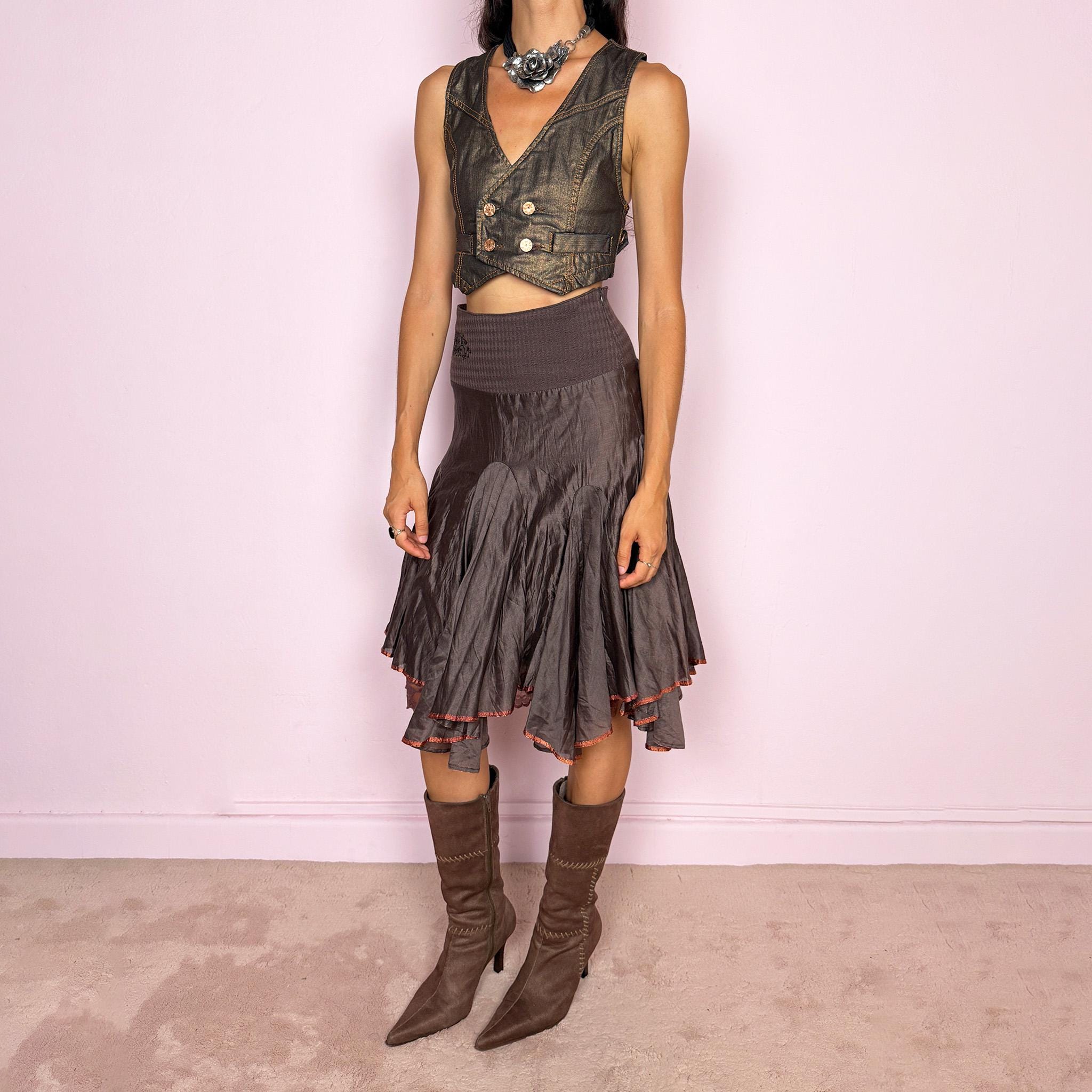 Vintage 2000s brown midi skirt crafted from a 70% silk and 30% cotton blend, with asymmetric godet panels and a wide waistband. Finished with a side zip closure and a full 100% cotton lining with delicate purple lace trim at the hem. A beautifully constructed Y2K piece from a Spanish brand, perfect for a romantic fairycore or bohemian look. Can be worn mid-rise for size XS or slightly lower on the waist for size XXS. Excellent vintage condition.