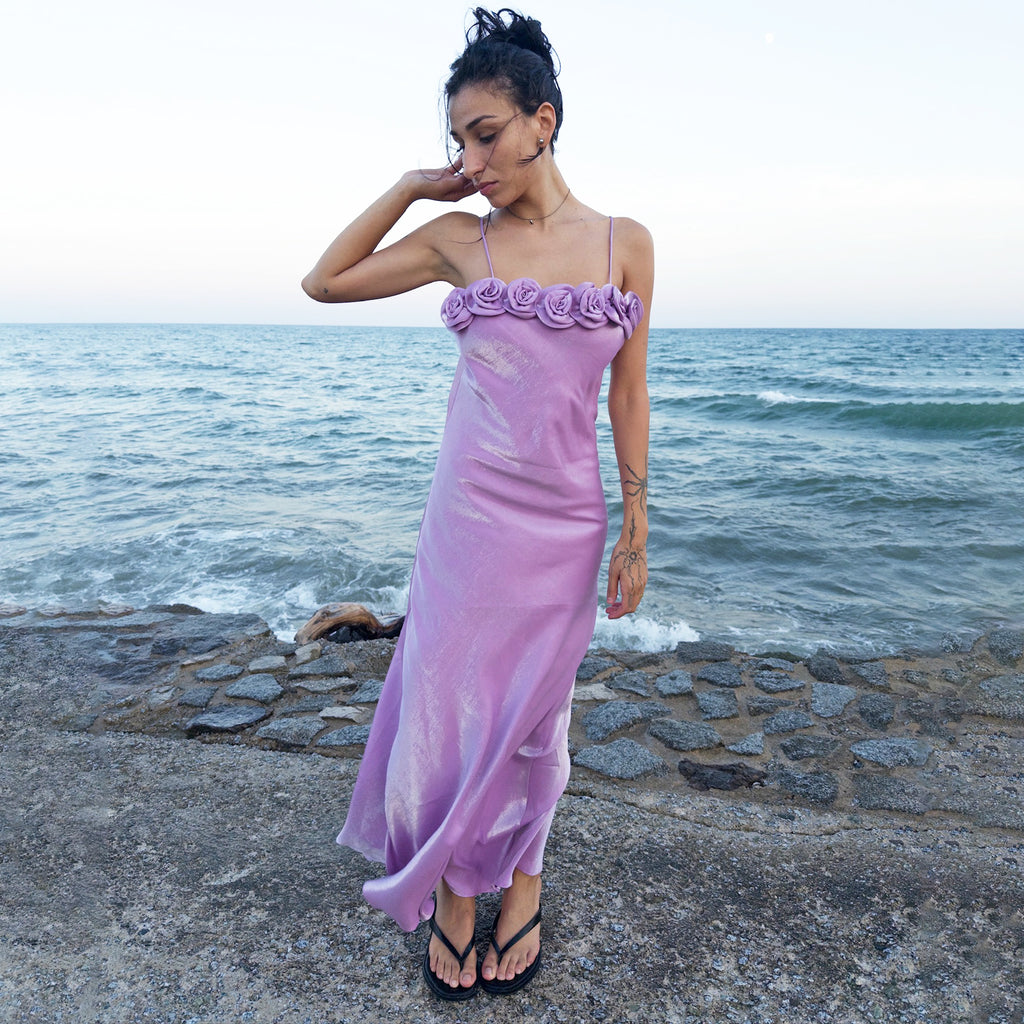 Vintage 2000s pastel lilac slip maxi dress with sculptural rosette appliqué along the bust, iridescent finish, and fluid maxi length. A romantic shimmering dreamy fairy Y2K piece, perfect for proms, summer weddings, evenings, parties, and special occasions. Made in France from a non-stretch 95% polyester and 5% elastane blend. Excellent vintage condition.