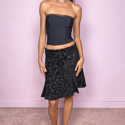 This vintage 2000s black mini skirt features a floral paisley velvet jacquard design with a pleated hem and side zipper closure. Made from a thick, winter-ready fabric, it’s perfect for pairing with tights and boots or dressing up with heels. Elegant yet whimsical, this piece captures a formal coquette-meets-whimsigoth aesthetic. A unique design by Desigual. No stretch. Fits high-waisted for size L. Excellent vintage condition.