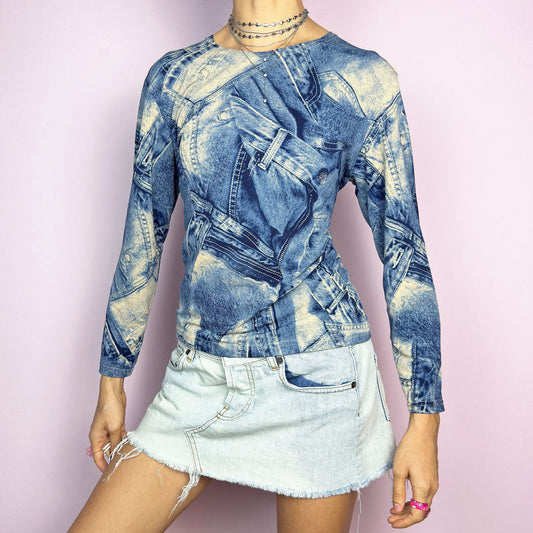 The Y2K Denim Printed Top is a vintage 2000s piece featuring an all-over trompe-l'œil denim print on a stretchy fabric. Designed with long sleeves and a fitted silhouette, this statement top blends classic denim aesthetics with a futuristic vibe. Perfect for casual outfits.