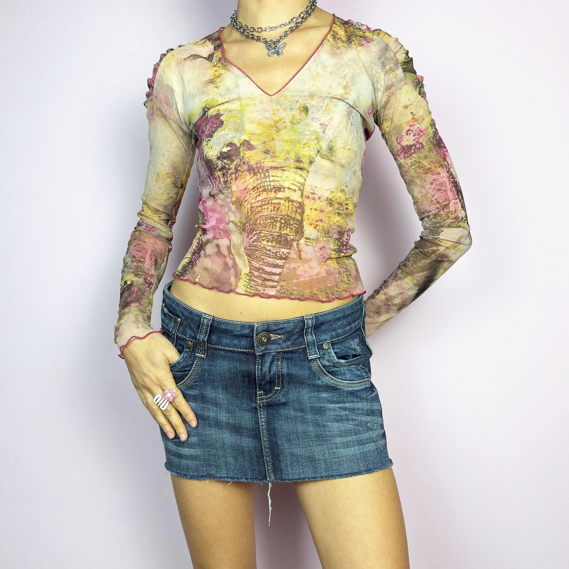 The Y2K Low Rise Mini Dark Denim Skirt is a 2000s essential, featuring a short micro length with a low-rise waist, a zipper and button closure, and crafted from a dark-wash stretch denim. Designed with raw hem, and a five-pocket style, this skirt is perfect for grunge, casual, or party-ready outfits.