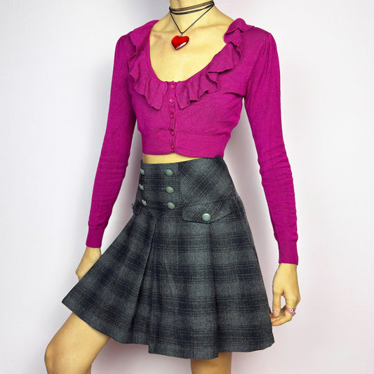 The Y2K Gray Plaid Pleated Mini Skirt is a vintage 2000s essential, featuring a structured pleated design with decorative button details. Made from a thick woven fabric with a black plaid pattern, it is ideal for winter outfits. It also has a back zipper closure. Perfect for preppy, grunge, or casual looks.