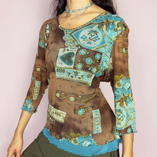 This vintage 2000s mesh top features a patchwork-style floral print in turquoise, blue, olive, and brown on a semi-sheer base. Designed with three-quarter sleeves, a wide scoop neckline, and lettuce trim at the hem and cuffs, it carries an artistic bohemian flair. A whimsical, rare Y2K piece with luminous color and light texture—ideal for casual summer days and playful layering. Made of polyamide. Excellent vintage condition.