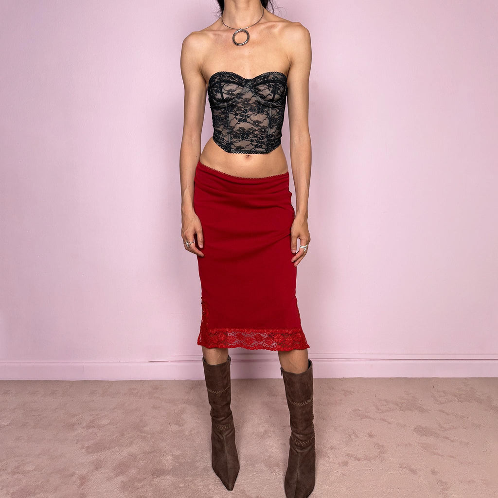 Vintage 2000s red mesh midi skirt with a romantic coquette feel, lace hem, side slits, and an elastic waist. Elegant and feminine, ideal for summer parties. Can be worn mid- to low-rise for size S. Made in France from polyamide and polyester. Excellent vintage condition.