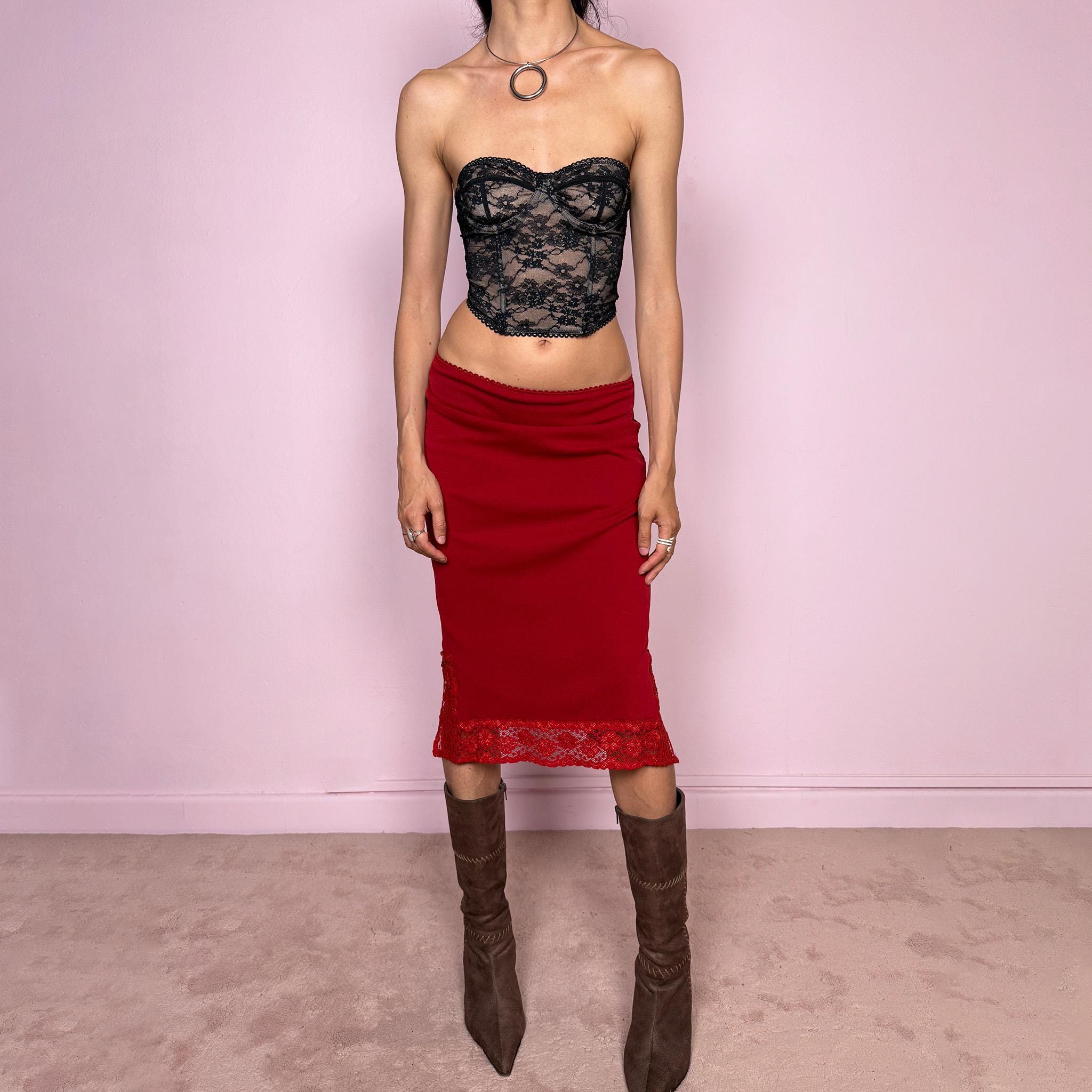 Vintage 2000s red mesh midi skirt with a romantic coquette feel, lace hem, side slits, and an elastic waist. Elegant and feminine, ideal for summer parties. Can be worn mid- to low-rise for size S. Made in France from polyamide and polyester. Excellent vintage condition.