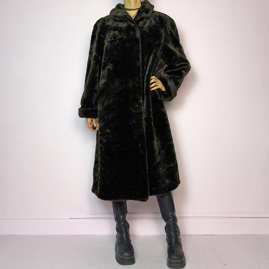 The Vintage 90s Brown Faux Fur Maxi Coat is a luxurious and warm winter essential. This long coat features a plush faux fur design in a deep brown hue, a wide collar and a pullover front closure. Its full length make it perfect for cozy