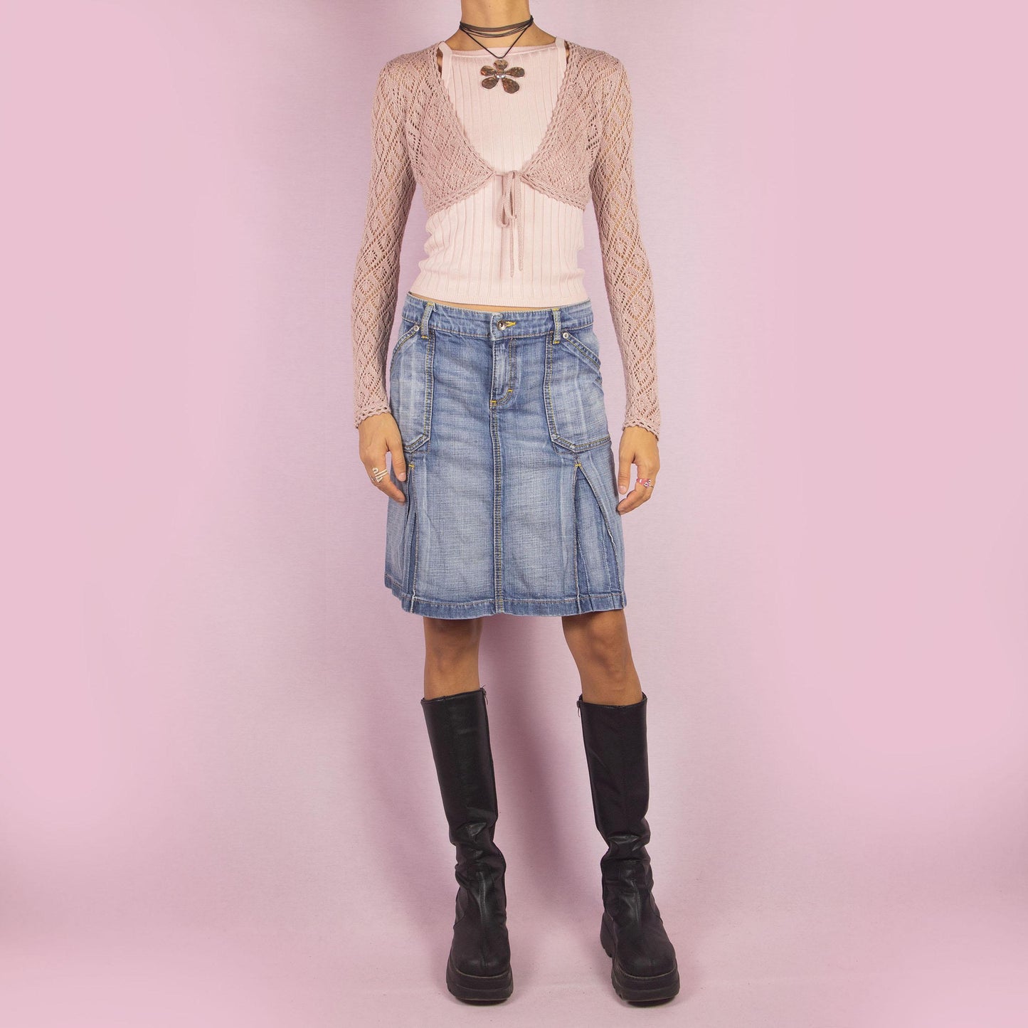 The Y2K Denim Paneled Pleated Skirt is a vintage 2000s piece combining a paneled design with stitched pleats for a structured silhouette. Featuring pockets and a button-and-zipper front closure, this skirt is ideal for casual everyday looks.
