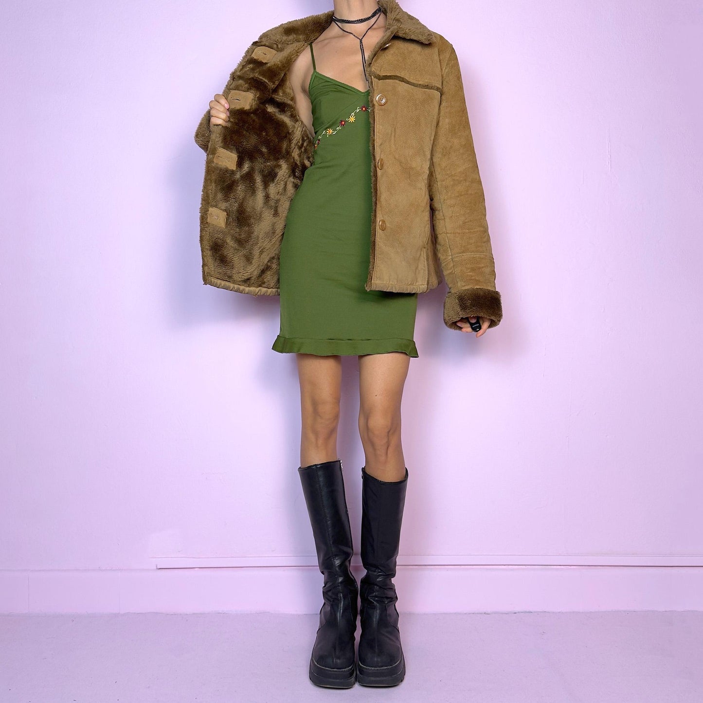The Vintage 90s Brown Shearling Leather Jacket is crafted from genuine leather with a plush shearling interior for exceptional warmth and comfort. Featuring button closures, fur-lined cuffs, and a cozy collar