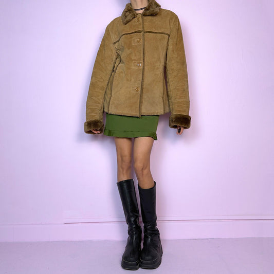 The Vintage 90s Brown Shearling Leather Jacket is crafted from genuine leather with a plush shearling interior for exceptional warmth and comfort. Featuring button closures, fur-lined cuffs, and a cozy collar