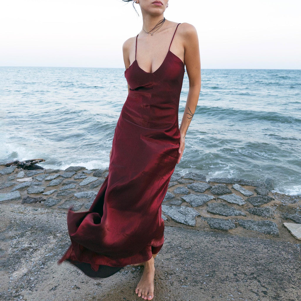 The vintage 2000s maroon slip dress is a French-made piece with high-shine finish, fluid silhouette, and delicate spaghetti straps. Its glossy depth and body-skimming cut evoke diva glamour and red carpet allure. Ideal for summer nights, cocktails, or sensual evening entrances. A romantic burgundy Y2K archive gown made from a non-stretch polyester blend fabric. Excellent vintage condition.