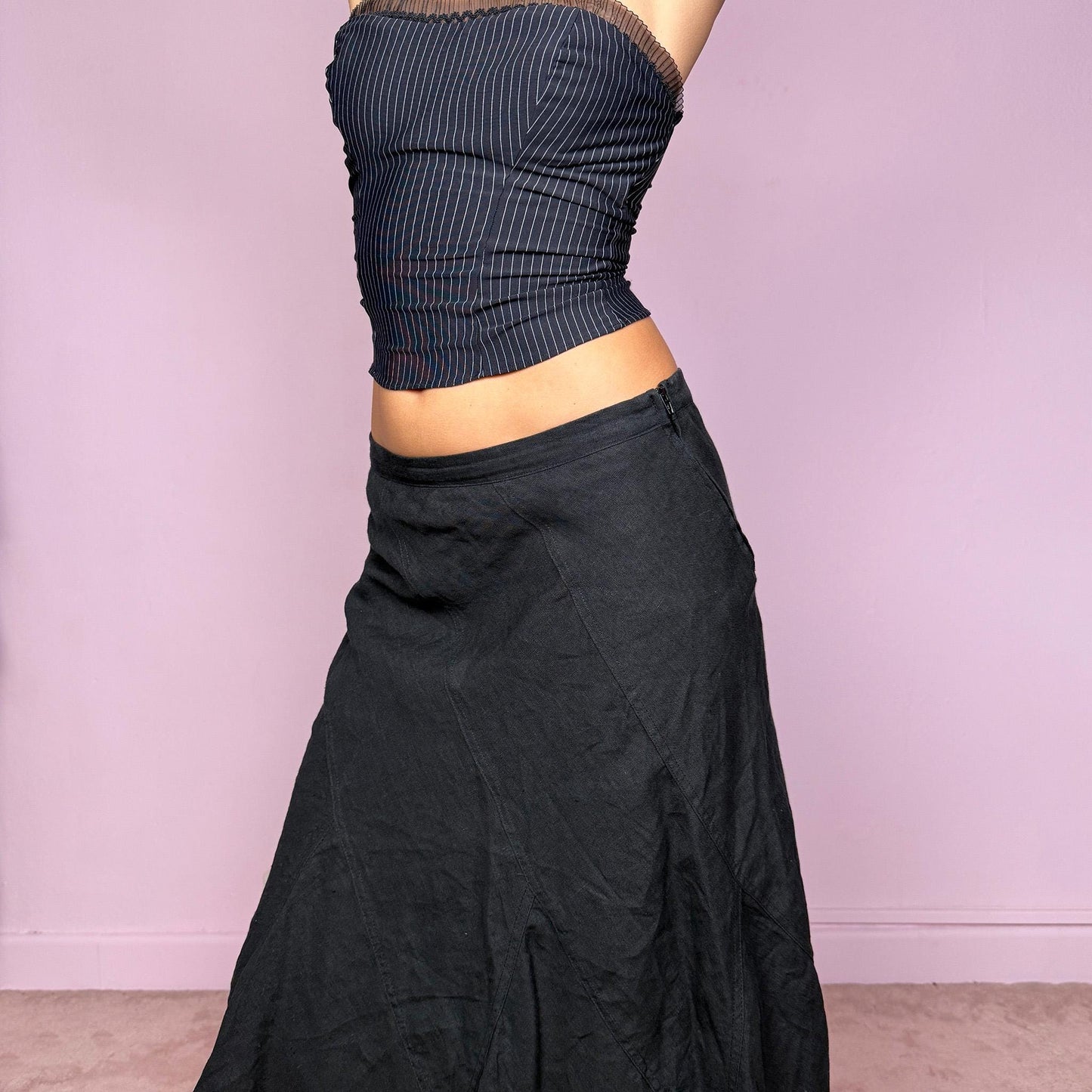 This vintage black flared linen midi skirt offers a timeless, structured silhouette with a side zipper closure and no stretch. Can be worn low-rise for size XS/S or high-rise for size M, adapting easily to different fits. A refined minimalist piece ideal for elegant summer styling, workwear, or casual sophistication. Made from 100% linen non-stretch. Great vintage condition.
