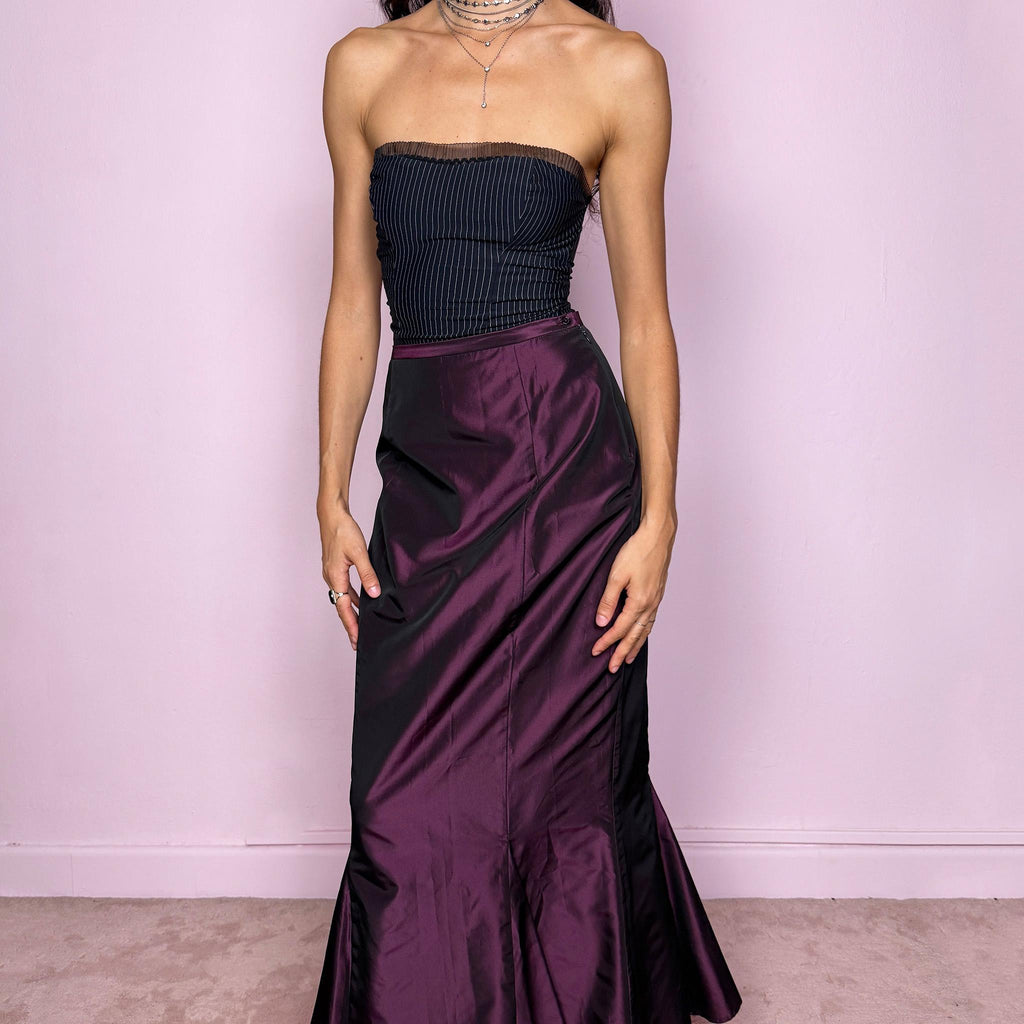 This vintage 90s dark iridescent plum-eggplant maxi skirt features a stunning mermaid silhouette with a side zipper closure. Made from a non-stretch fabric, it radiates witchy, romantic elegance, perfect for gala nights, prom, or formal events. Fits high-waisted for size S. Great vintage condition.