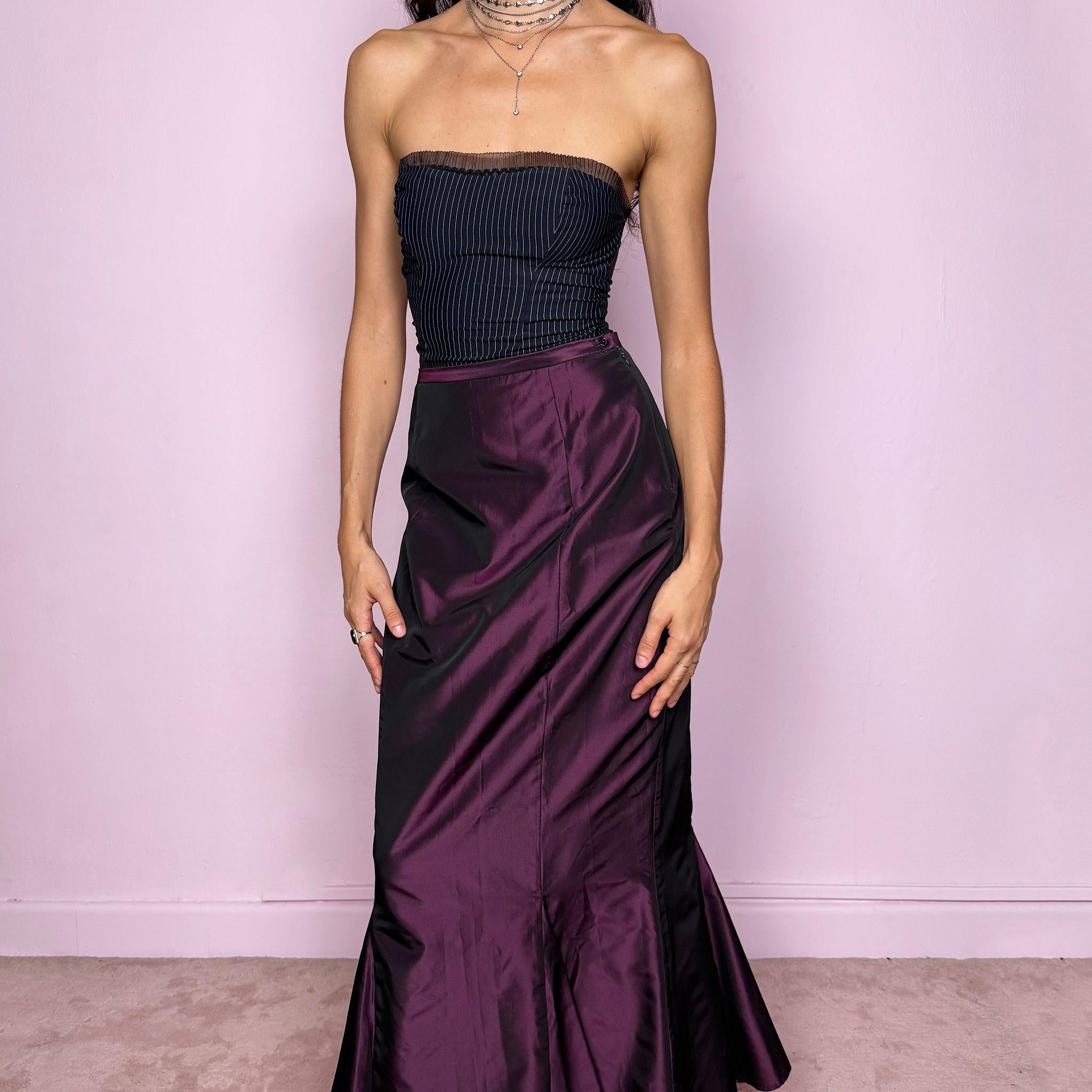 This vintage 90s dark iridescent plum-eggplant maxi skirt features a stunning mermaid silhouette with a side zipper closure. Made from a non-stretch fabric, it radiates witchy, romantic elegance, perfect for gala nights, prom, or formal events. Fits high-waisted for size S. Great vintage condition.