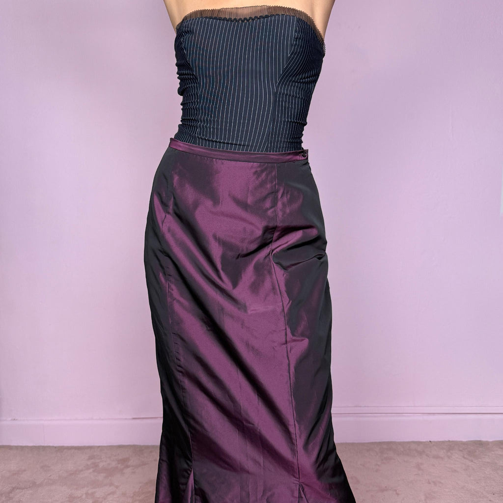 This vintage 90s dark iridescent plum-eggplant maxi skirt features a stunning mermaid silhouette with a side zipper closure. Made from a non-stretch fabric, it radiates witchy, romantic elegance, perfect for gala nights, prom, or formal events. Fits high-waisted for size S. Great vintage condition.