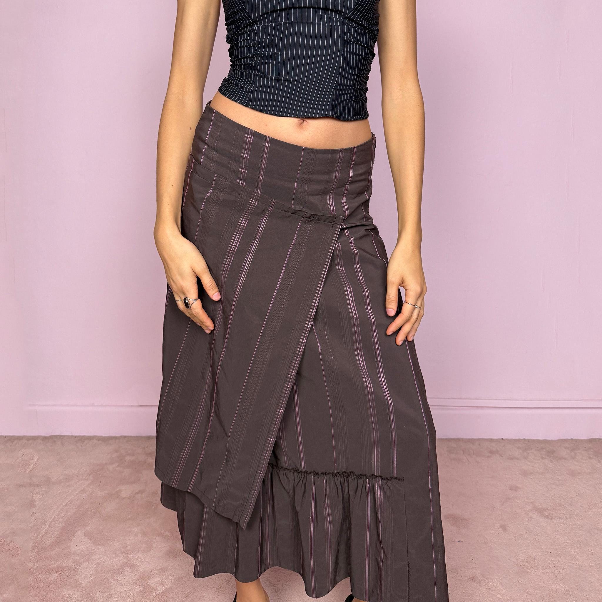 Vintage 2000s brown pinstripe midi skirt with deconstructed layered design and subtle pink stripes. Features side zip closure, ruffle hem, and structured no-stretch fabric. Can be worn mid to low rise for XXS/XS or high waisted for S. Very unique fairycore grunge futuristic piece with elegant edge. Excellent vintage condition.