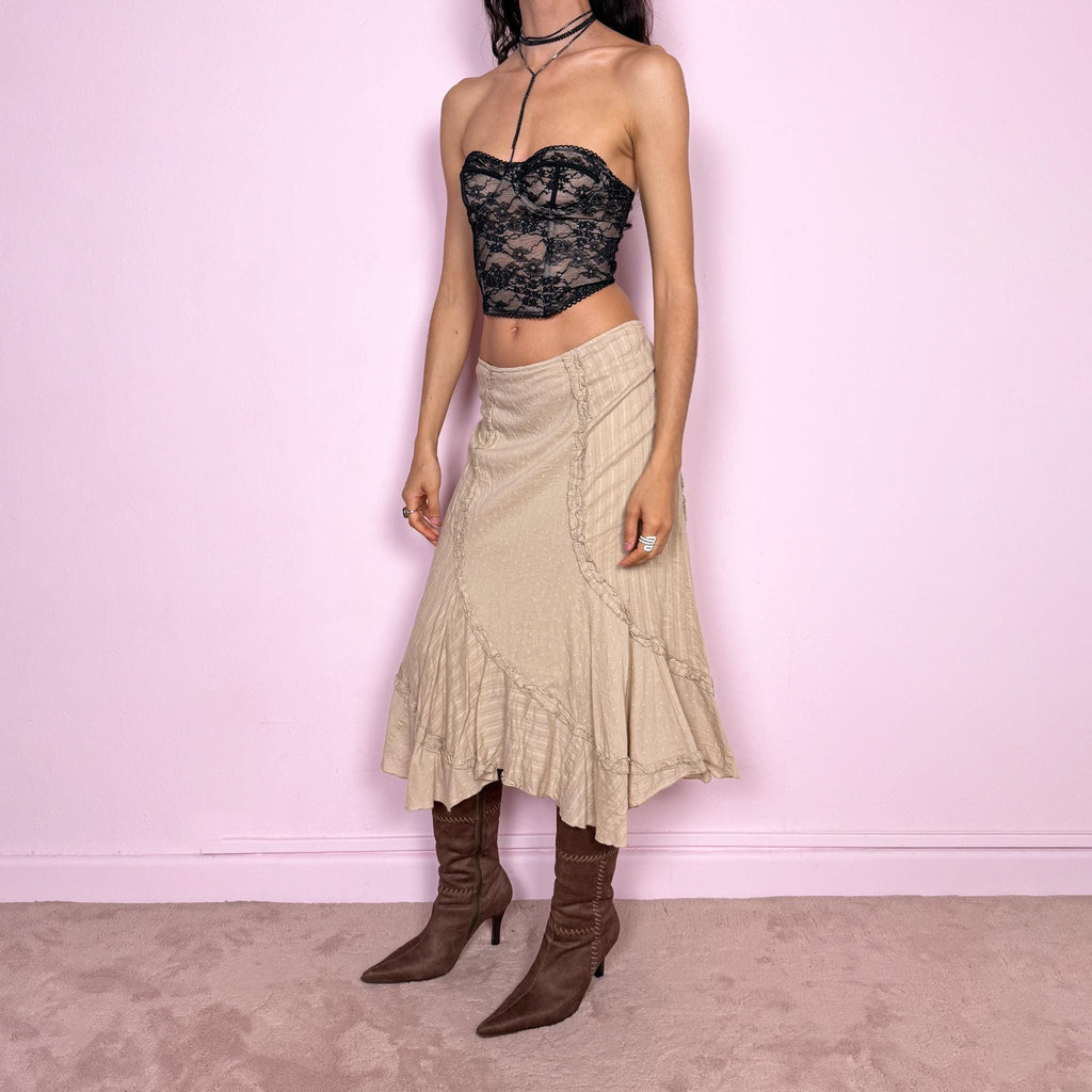 Vintage 2000s beige midi skirt with a soft boho fairycore feel. Features a flared asymmetric hem, paneled construction, and delicate ruffle gathered details throughout. Side zip closure with no stretch. Can be worn high waisted for size L or mid to low rise for size M. Made from 100% cotton. Great vintage condition.
