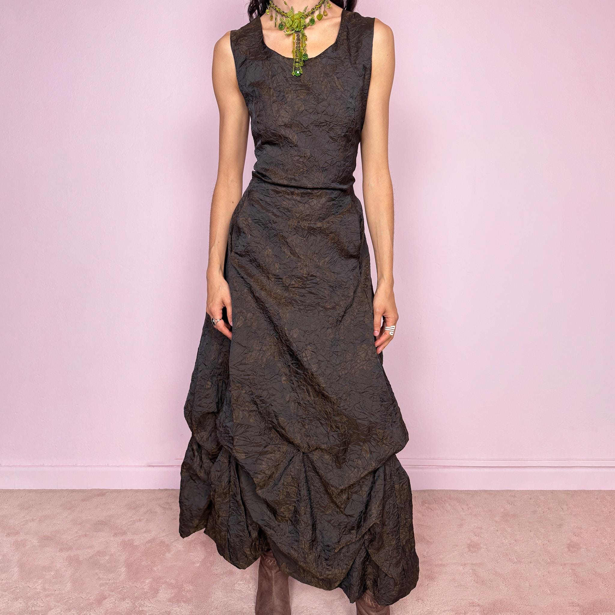 Vintage 90s dark brown sleeveless midi dress with a crinkle texture and subtle floral pattern. Features a voluminous draped balloon bubble hem and lace-up back for a fitted silhouette. Non-stretch design with avant-garde formal elegance, perfect for night events or statement evenings. Made in France from 50% acetate and 50% polyester. Excellent vintage condition.