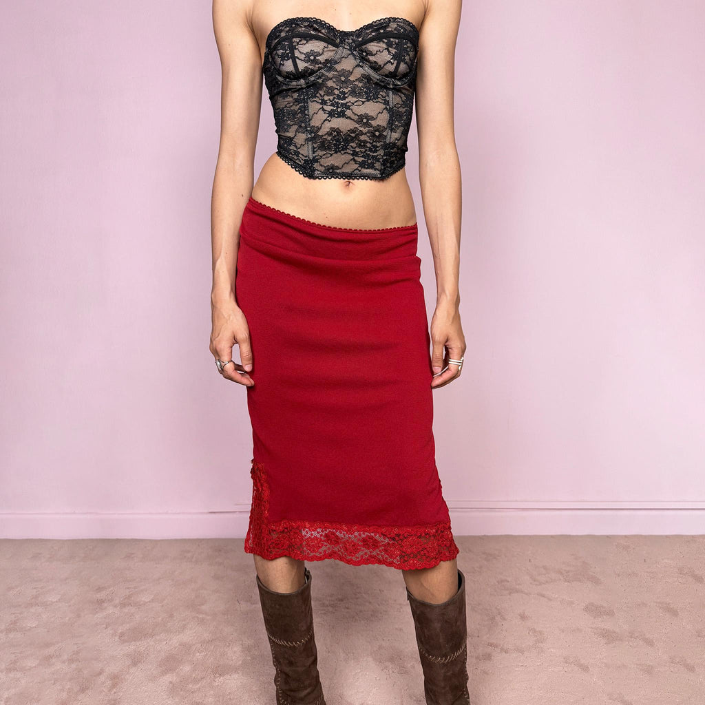 Vintage 2000s red mesh midi skirt with a romantic coquette feel, lace hem, side slits, and an elastic waist. Elegant and feminine, ideal for summer parties. Can be worn mid- to low-rise for size S. Made in France from polyamide and polyester. Excellent vintage condition.