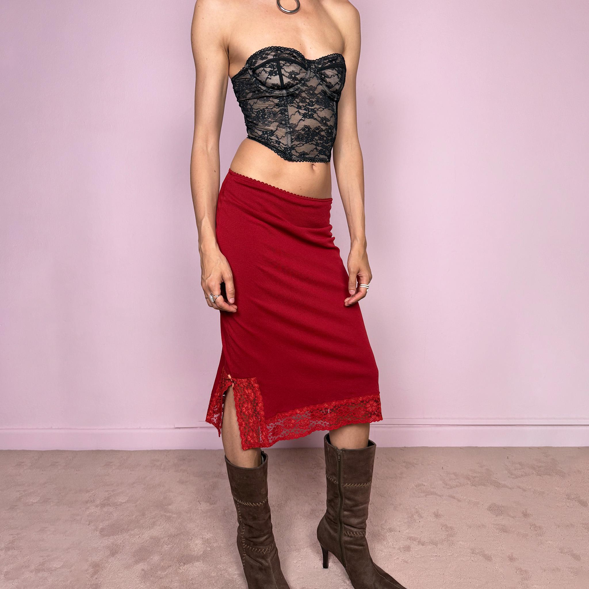 Vintage 2000s red mesh midi skirt with a romantic coquette feel, lace hem, side slits, and an elastic waist. Elegant and feminine, ideal for summer parties. Can be worn mid- to low-rise for size S. Made in France from polyamide and polyester. Excellent vintage condition.