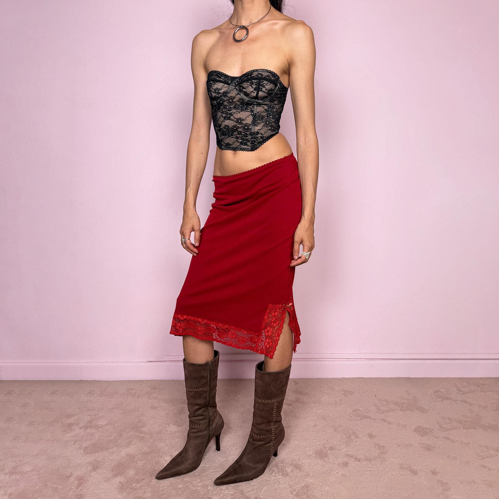Vintage 2000s red mesh midi skirt with a romantic coquette feel, lace hem, side slits, and an elastic waist. Elegant and feminine, ideal for summer parties. Can be worn mid- to low-rise for size S. Made in France from polyamide and polyester. Excellent vintage condition.