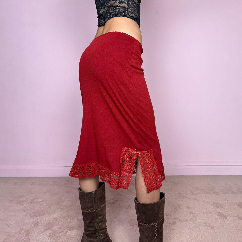 Vintage 2000s red mesh midi skirt with a romantic coquette feel, lace hem, side slits, and an elastic waist. Elegant and feminine, ideal for summer parties. Can be worn mid- to low-rise for size S. Made in France from polyamide and polyester. Excellent vintage condition.