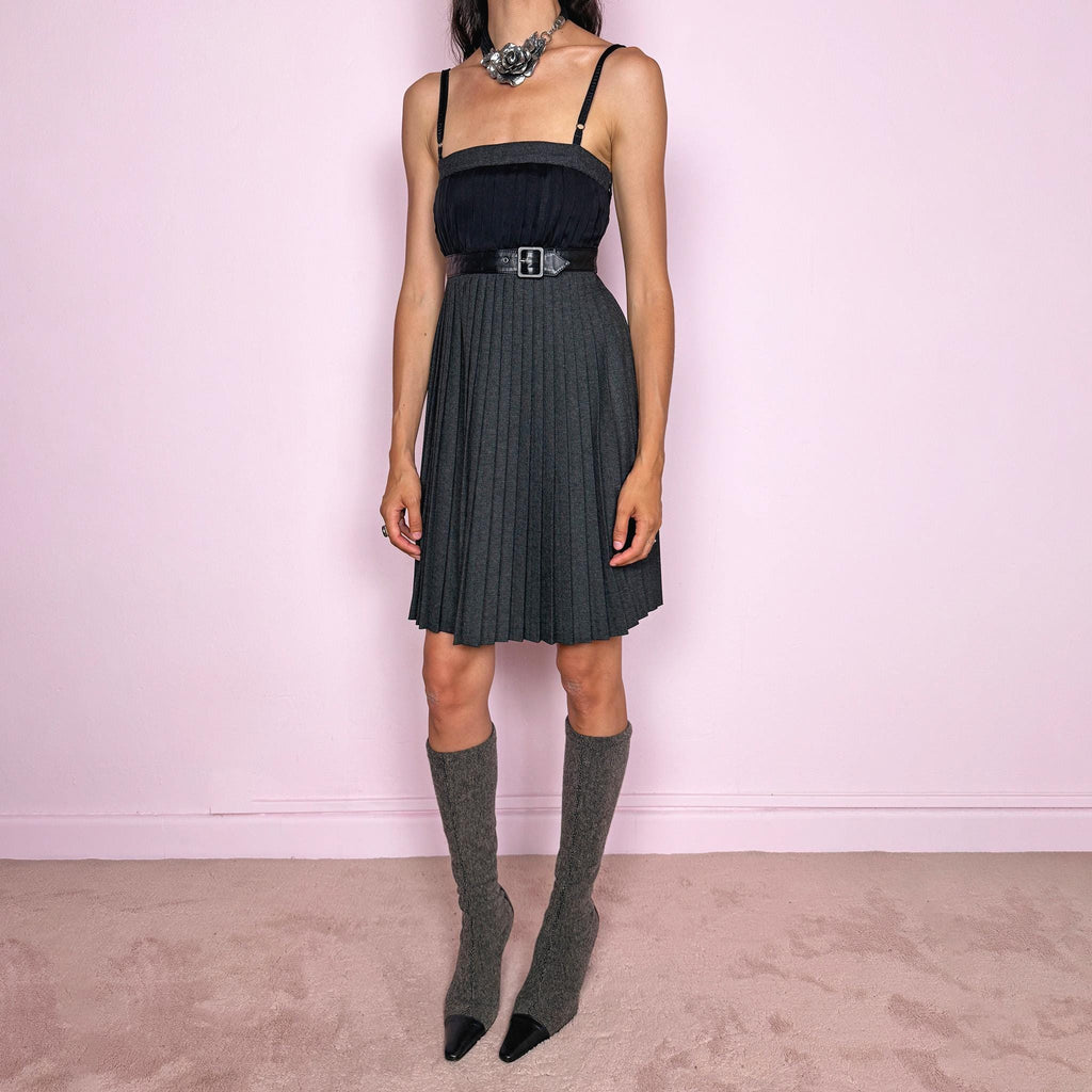 Vintage 2000s D&G Dolce & Gabbana pleated mini dress in dark gray and black, made in Italy. Adjustable straps, side zip closure, structured pleated skirt, contrast bodice, built-in lamb leather belt detail at the waist and no stretch create a refined silhouette. An Italian designer piece ideal for formal events. Main fabric is a polyester, silk, and viscose blend; lining is polyamide and acetate blend. Excellent vintage condition.