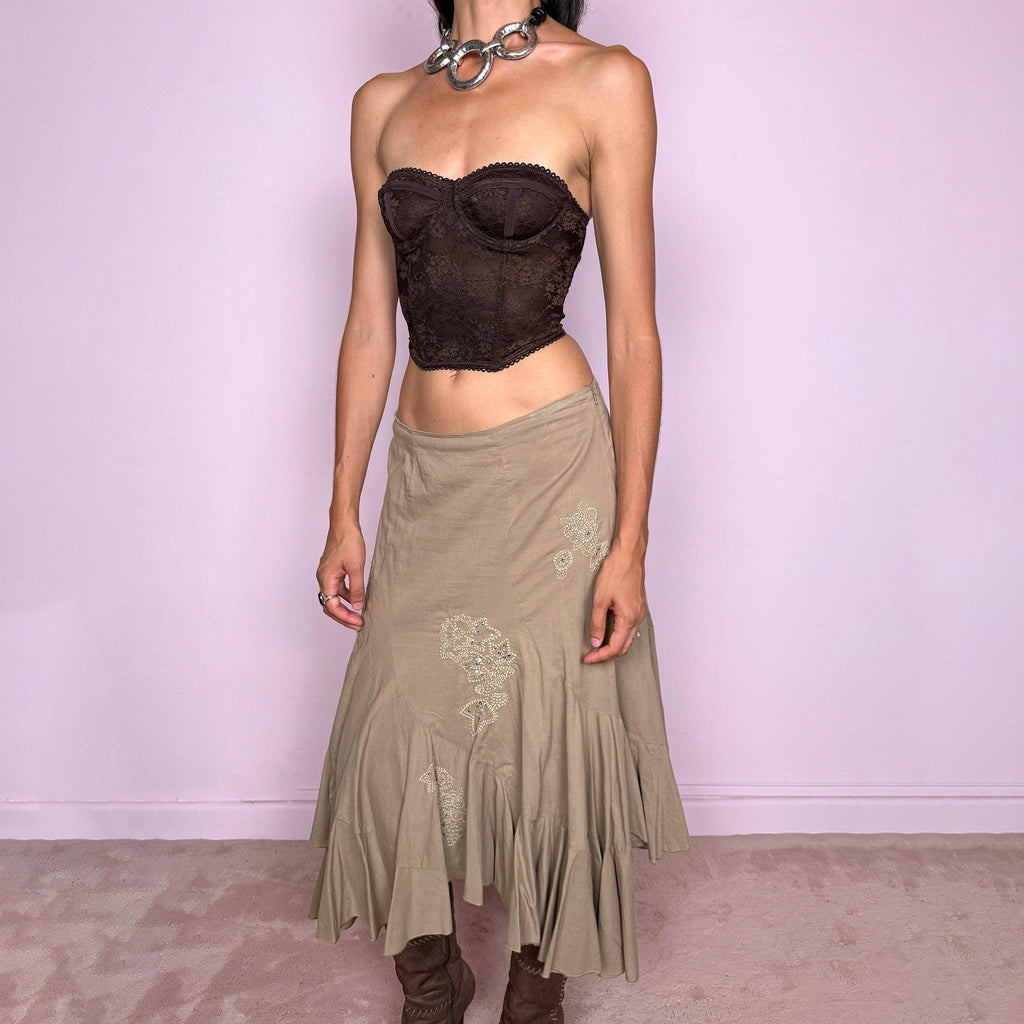 Vintage 2000s beige asymmetric midi skirt in 100% cotton with a side zip closure and no stretch. Features embroidered sequin details, soft paneling and a flared uneven ruffle hem. Romantic Y2K bohemian style, perfect for fairy summer looks. Can be worn mid rise for size M or lower rise for S. From a French brand. Excellent vintage condition.