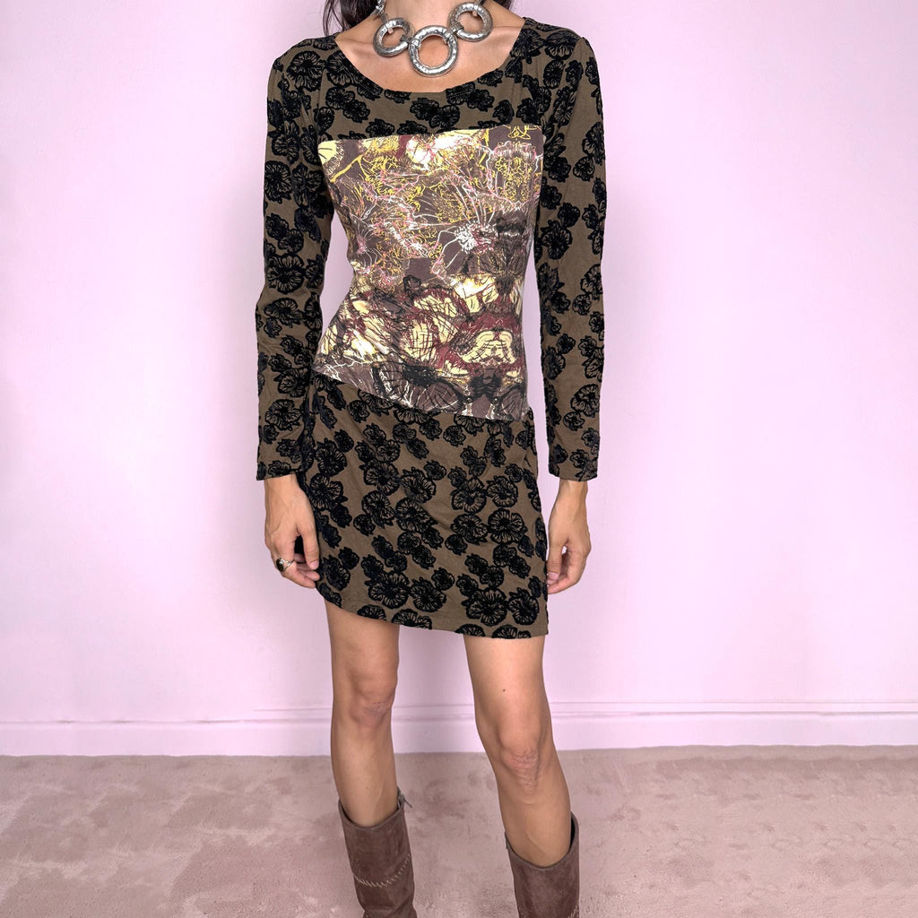 Vintage 2000s brown mini dress in stretchy fabric with long sleeves, a fitted silhouette and all-over black floral flocked pattern. Features a striking front graphic panel with abstract floral artwork, adding a bold avant-garde, artsy maximalist Y2K statement feel. Composition label is missing, so the exact fabric is unknown. Excellent vintage condition.