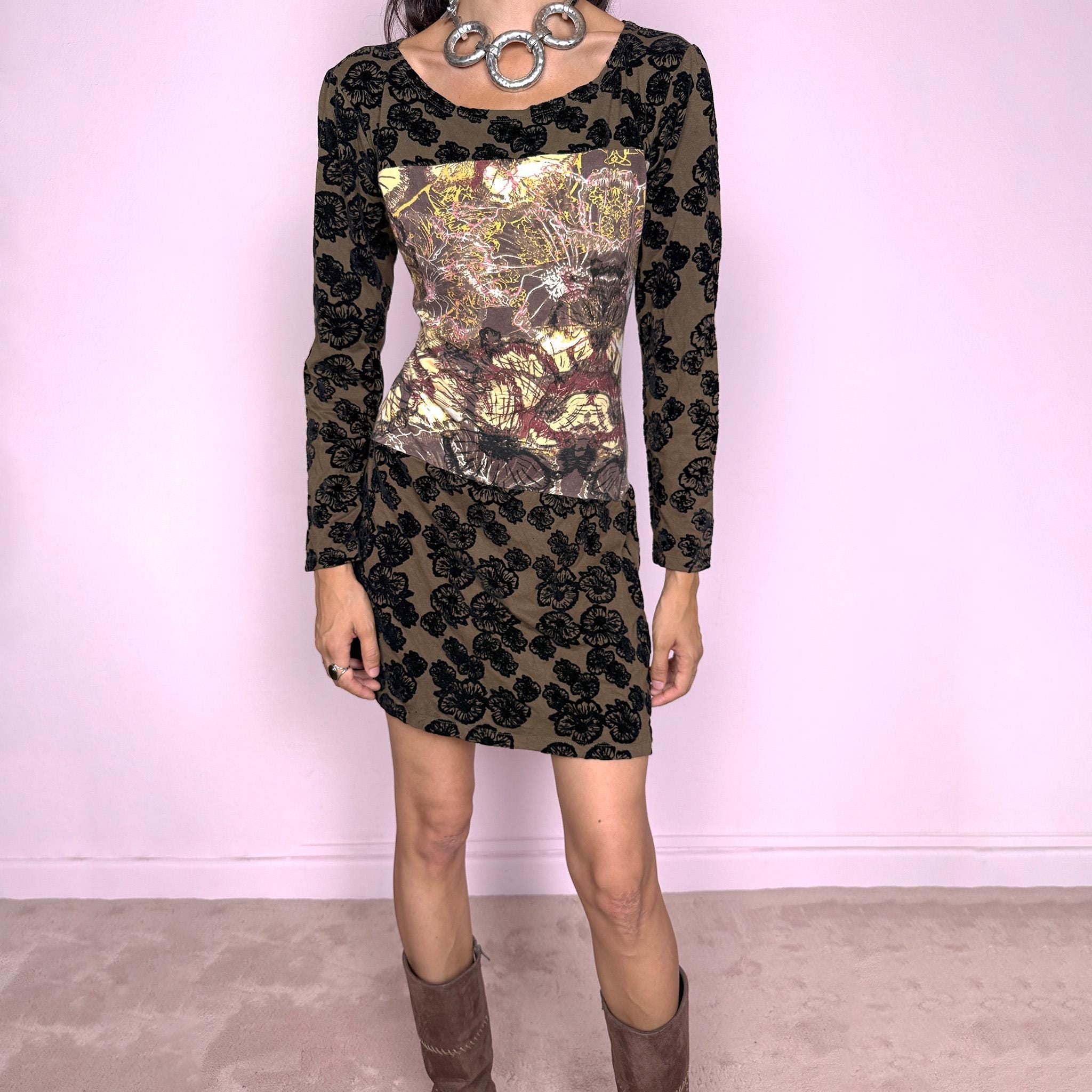 Vintage 2000s brown mini dress in stretchy fabric with long sleeves, a fitted silhouette and all-over black floral flocked pattern. Features a striking front graphic panel with abstract floral artwork, adding a bold avant-garde, artsy maximalist Y2K statement feel. Composition label is missing, so the exact fabric is unknown. Excellent vintage condition.