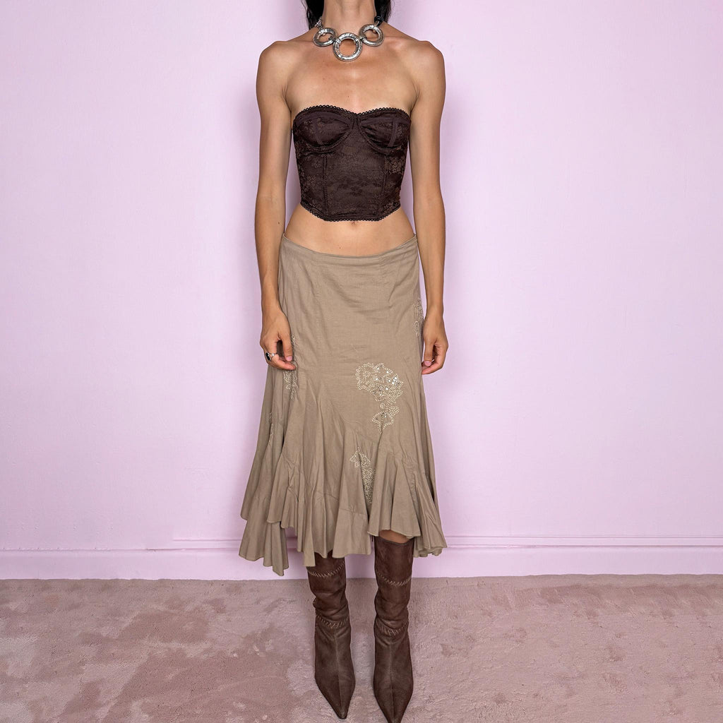 Vintage 2000s beige asymmetric midi skirt in 100% cotton with a side zip closure and no stretch. Features embroidered sequin details, soft paneling and a flared uneven ruffle hem. Romantic Y2K bohemian style, perfect for fairy summer looks. Can be worn mid rise for size M or lower rise for S. From a French brand. Excellent vintage condition.