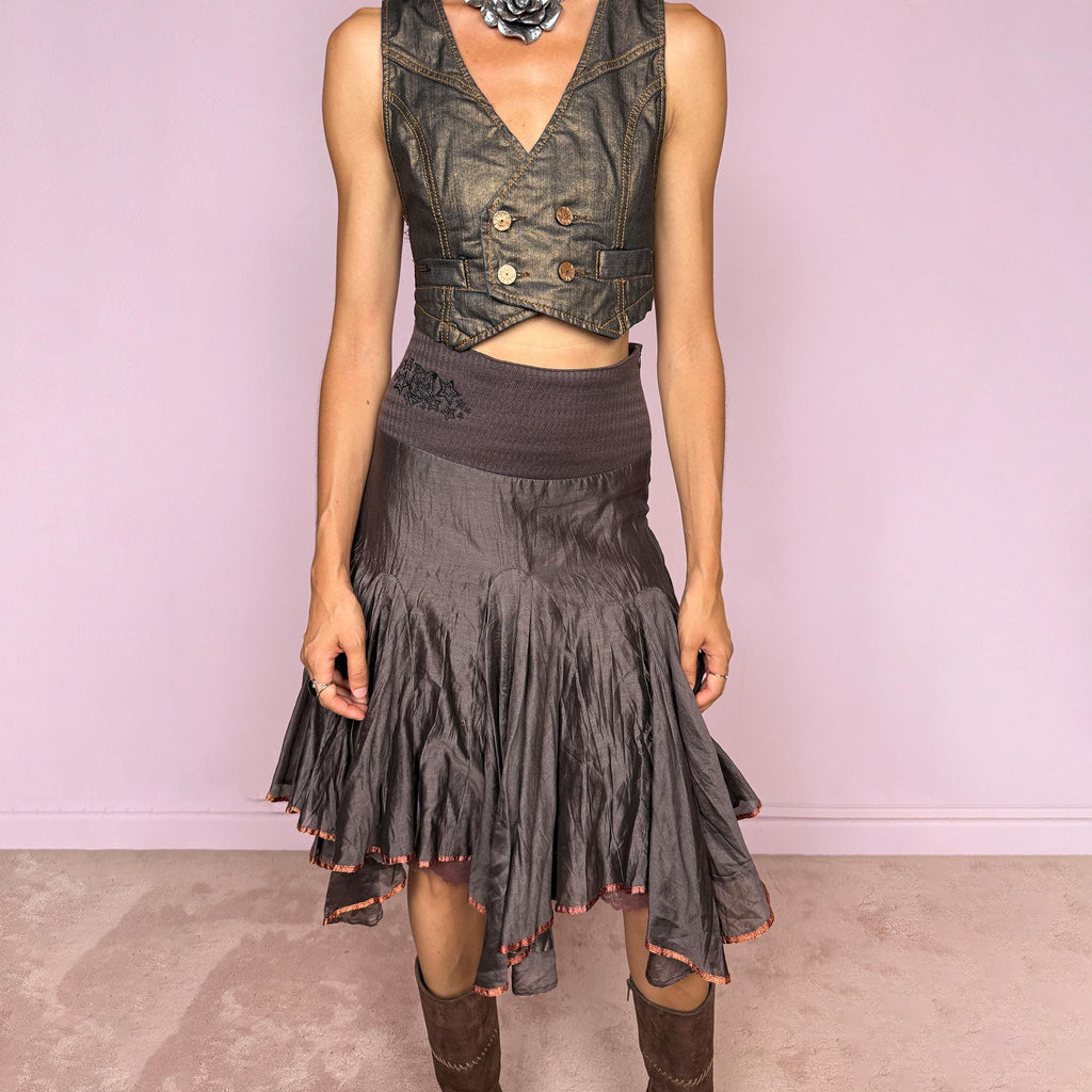 Vintage 2000s brown midi skirt crafted from a 70% silk and 30% cotton blend, with asymmetric godet panels and a wide waistband. Finished with a side zip closure and a full 100% cotton lining with delicate purple lace trim at the hem. A beautifully constructed Y2K piece from a Spanish brand, perfect for a romantic fairycore or bohemian look. Can be worn mid-rise for size XS or slightly lower on the waist for size XXS. Excellent vintage condition.