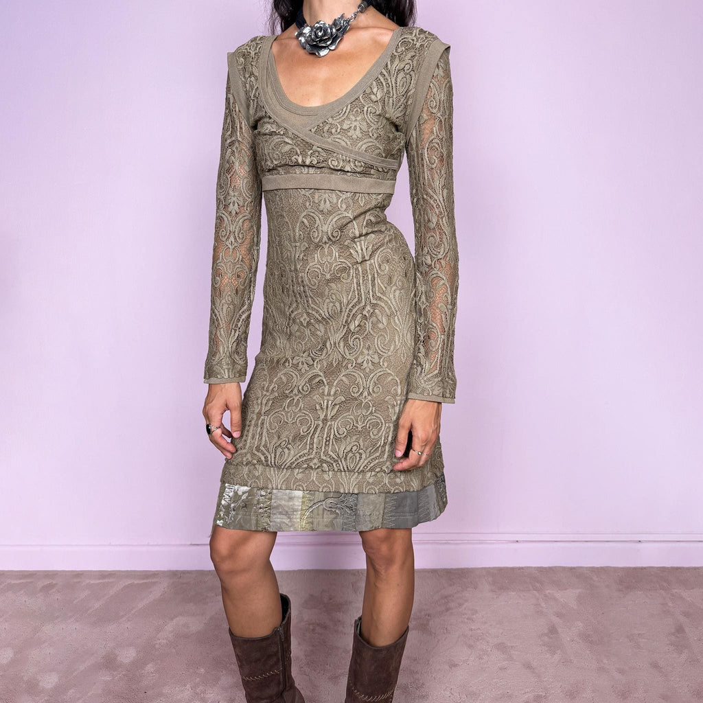 Vintage 2000s Save the Queen midi dress in an antique golden beige-brown tone, crafted from intricate stretch lace with an ornate baroque-inspired pattern throughout. Features long semi-sheer lace sleeves, a wide scoop neckline, layered asymmetric panel detailing across the bust, and a side zip closure. An elegant Y2K Italian design. Made in Italy from 100% polyamide. Excellent vintage condition.