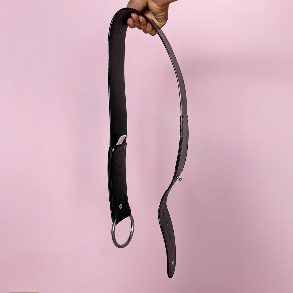 Vintage 2000s D&G Dolce & Gabbana belt, made in Italy from genuine black leather. Designed with an extra-wide statement silhouette, a large silver-tone metal O-ring buckle, and a metal D&G logo at the end. The adjustable fastening allows it to be styled at the waist or lower on the hips. Marked size 90, which generally refers to approximately 90 cm from the buckle to the central fastening hole. A striking and highly versatile Italian designer Y2K accessory. Great vintage condition.